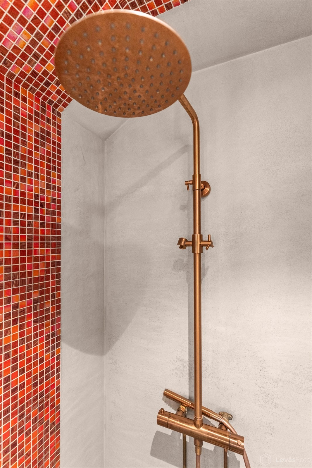 Her er det både gulvvarme, elektrisk håndkletørker og en regnfallsdusj fra Primy for økt komfort. Galleribilde