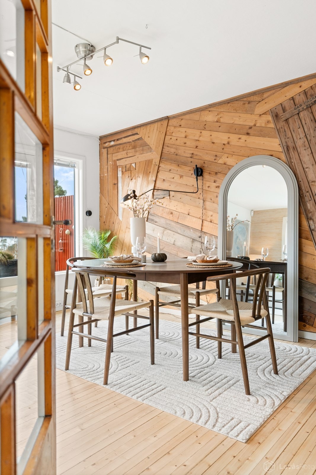 Det er god plass til en romslig spisegruppe i tilknytning til kjøkkenet. Galleribilde