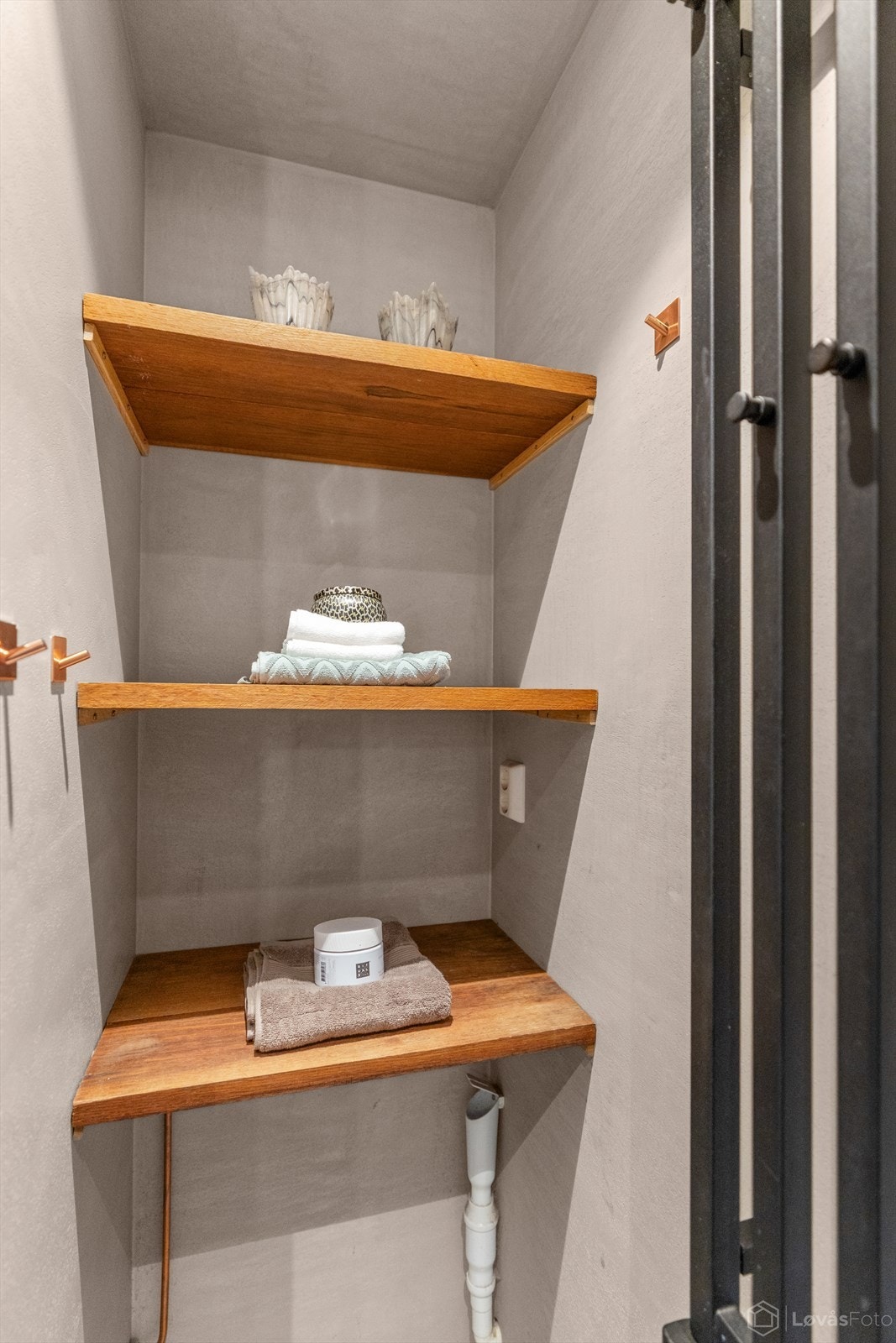 Det er også opplegg for vaskemaskin på badet og hyller i massiv eik. Galleribilde