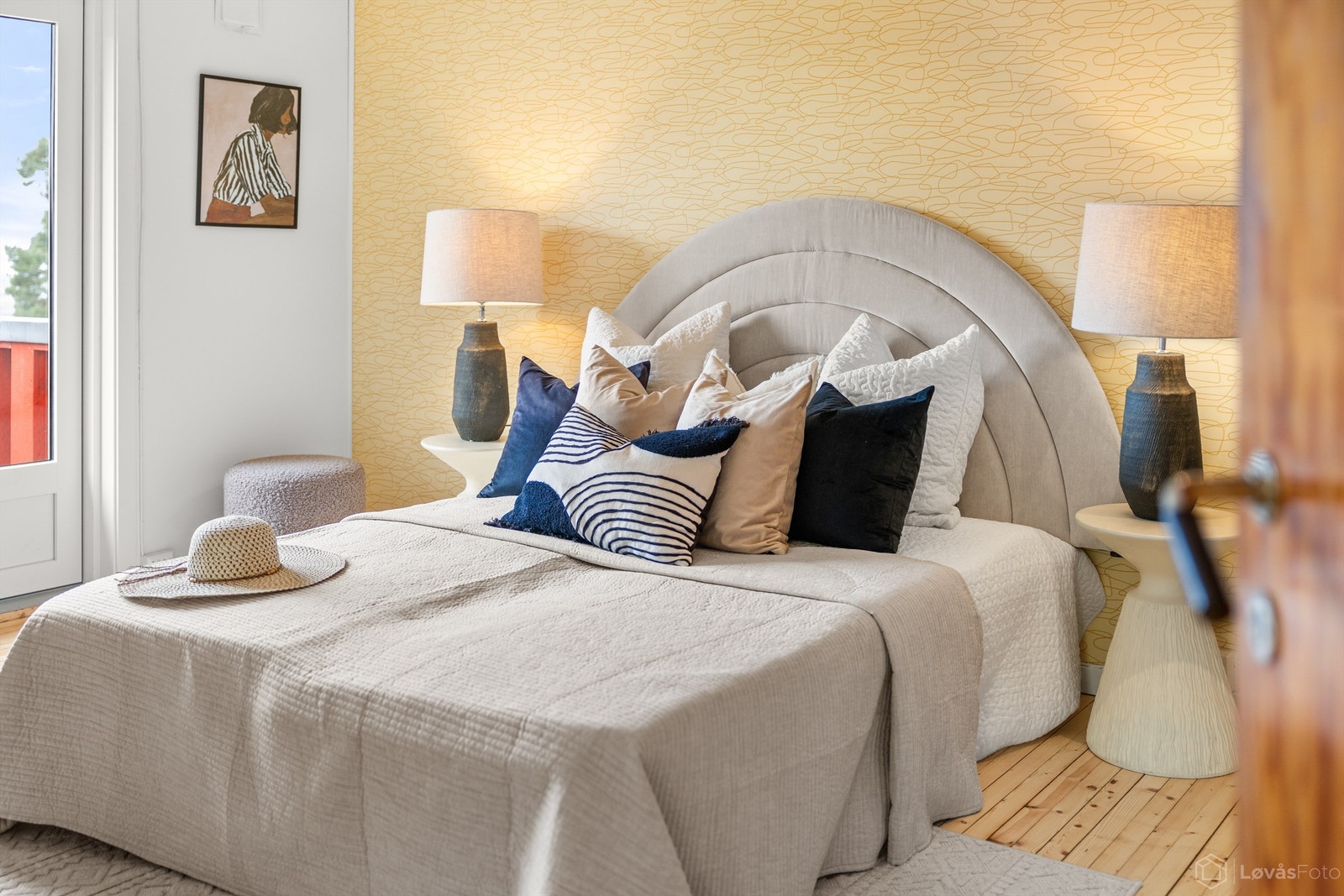 Rommet er lyst og har plass til dobbeltseng og nattbord. Galleribilde