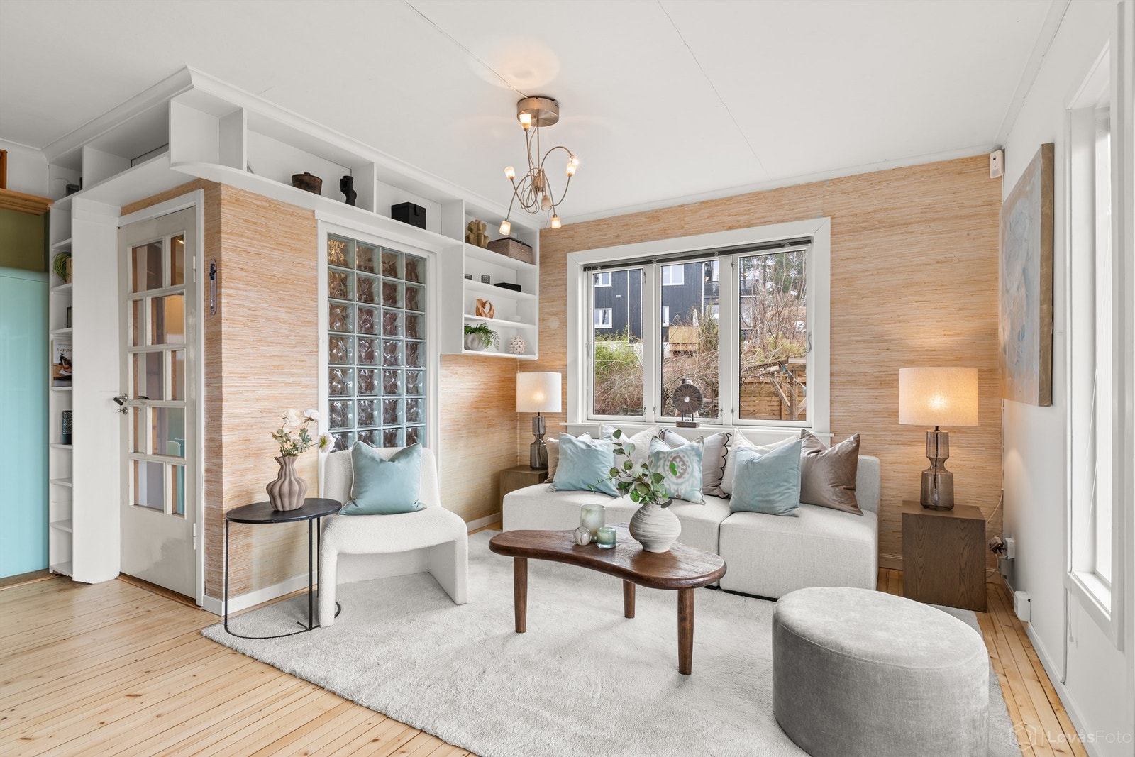 Plassbygde hyller gir god oppbevaring og rammer inn sonen for sofagruppen. Galleribilde