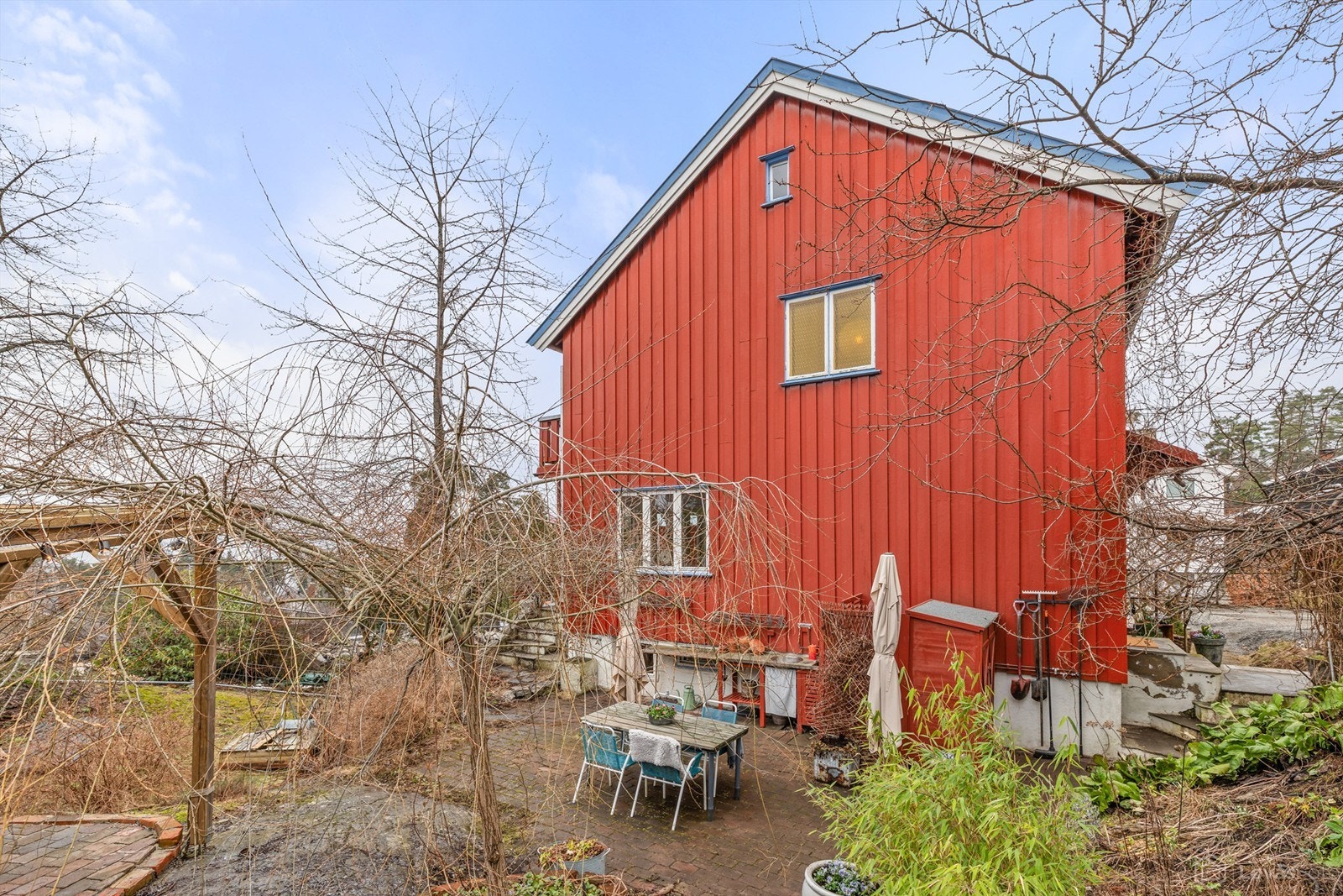 Eiendommen byr på en stor, usjenert hage og to private uteplasser: en sørvendt terrasse og en vestvendt balkong. Galleribilde