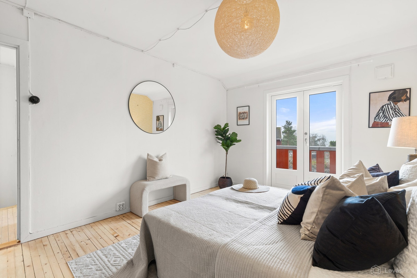 Dobbeldørene ut til balkongen slipper inn rikelig med lys. Galleribilde