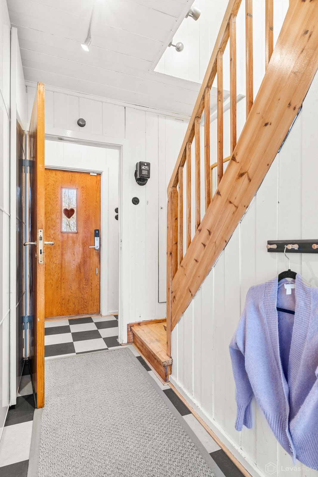 Inngangspartiet ønsker velkommen med varme i gulvet. Herfra går trappen opp til andre etasje. Galleribilde