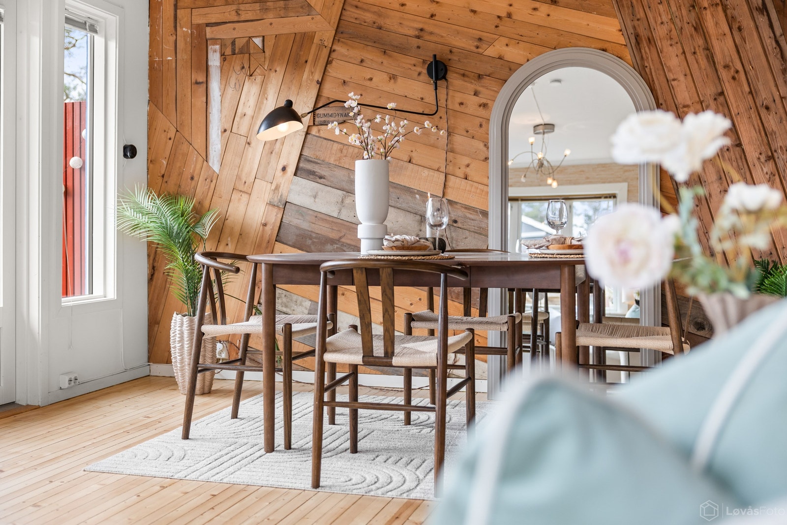 Spiseplassen har en karakterfull fondvegg i ubehandlet panel. Galleribilde