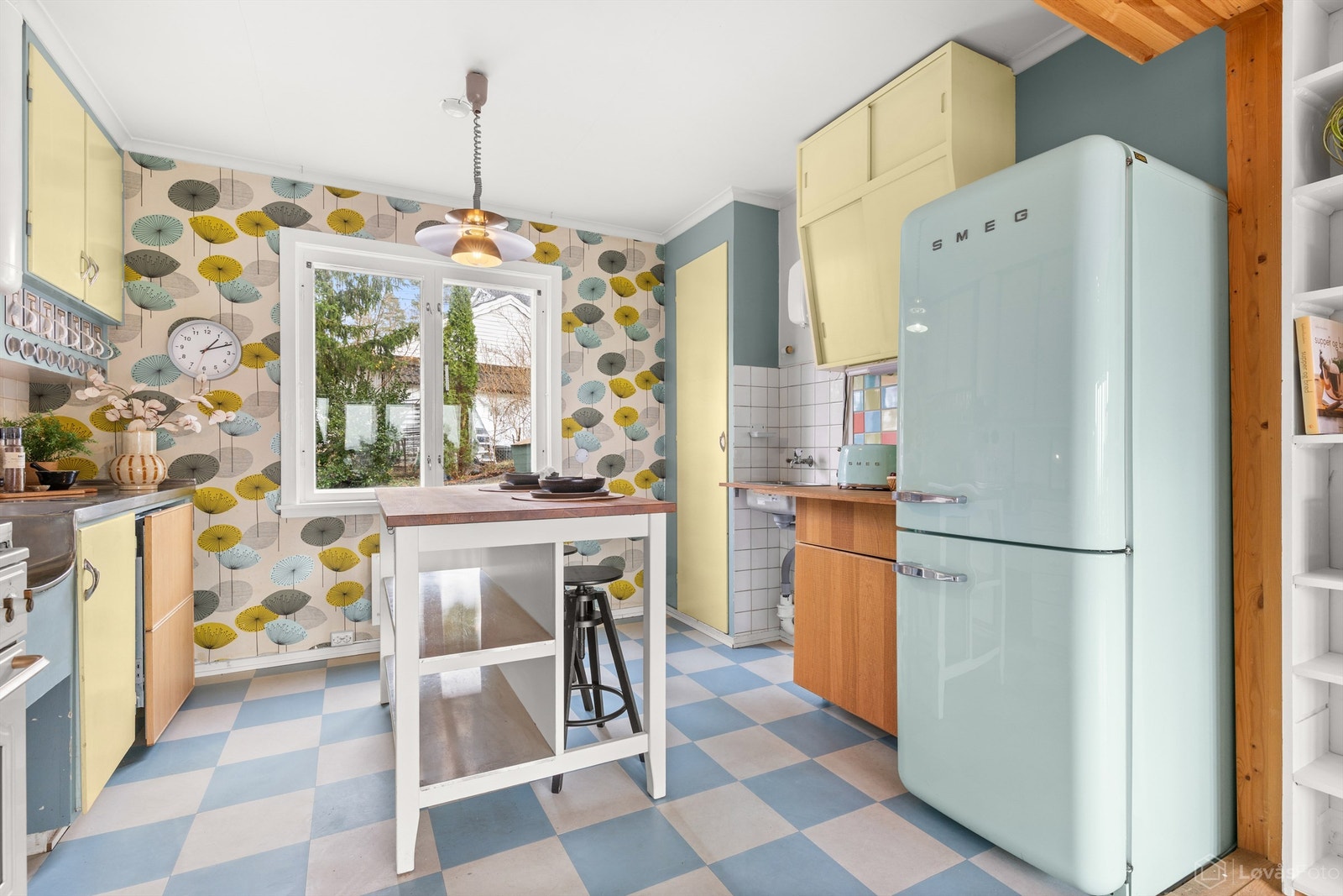 Innredningen fra byggeår har glatte fronter, og benkeplatene er av tre og rustfritt stål. Galleribilde