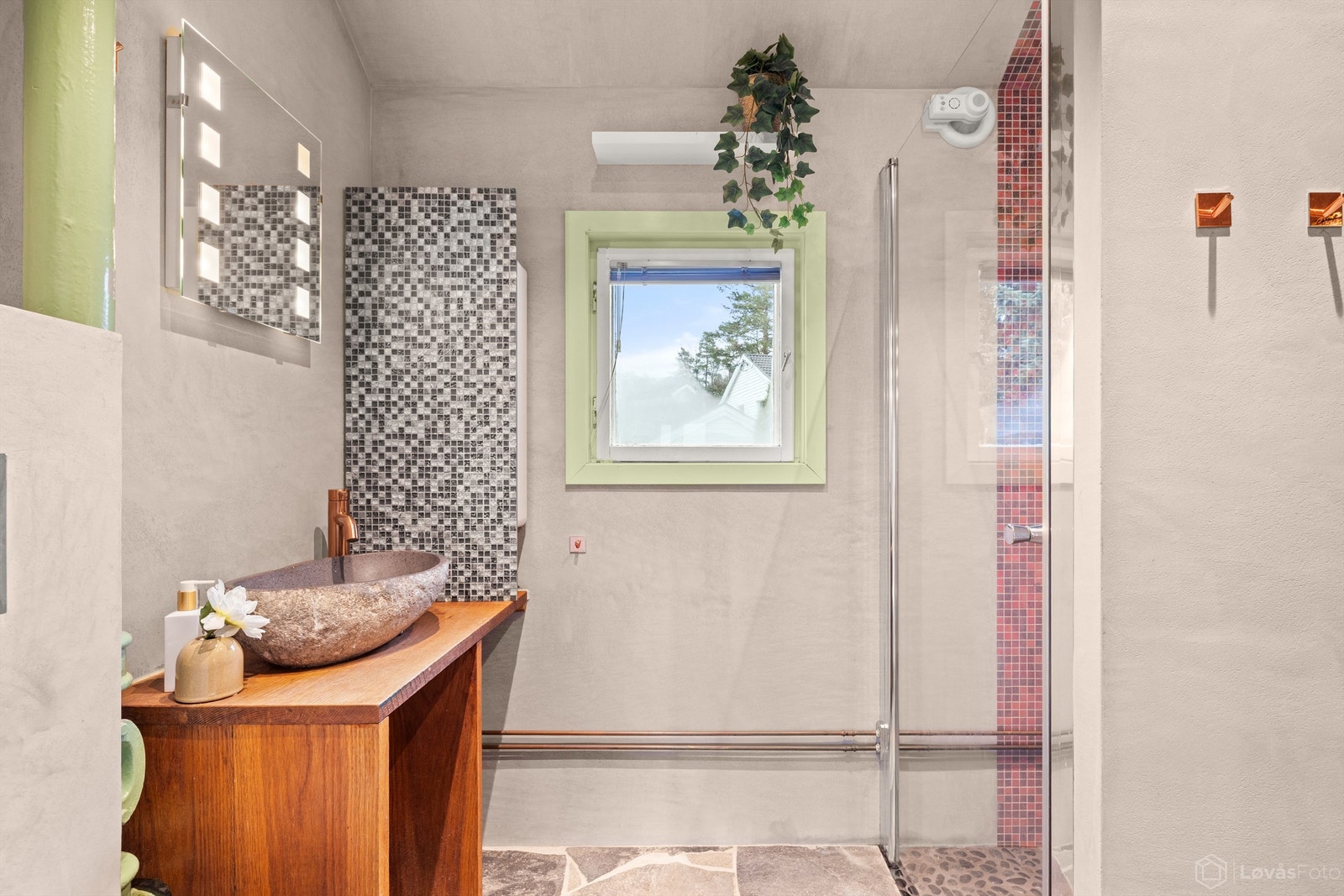 Badet ble oppgradert i 2017 med moderne materialvalg som mikrosement på veggene og eksklusiv skifer på gulvet. Galleribilde