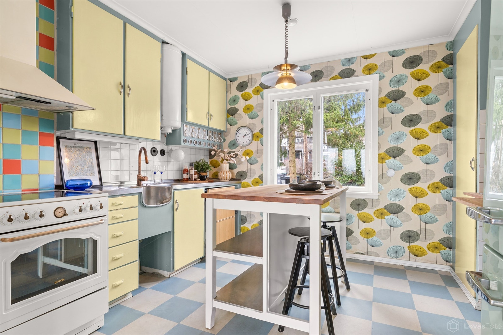 Kjøkkenet har en gjennomført retrostil, kombinert med moderne komfort som gulvvarme og blandebatteri fra Tapwell. Galleribilde