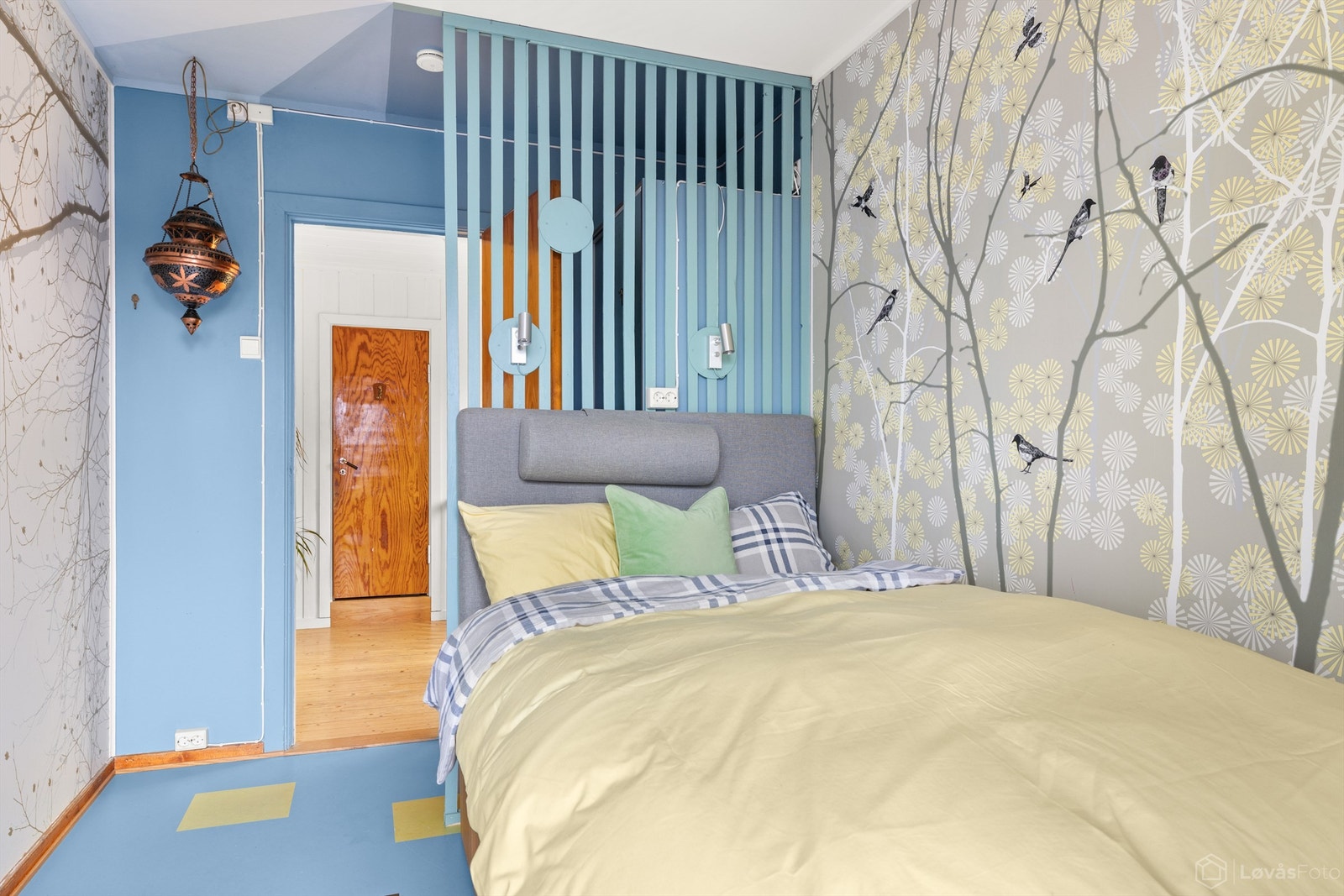 En lettvegg skaper en smart soneinndeling i rommet. Galleribilde