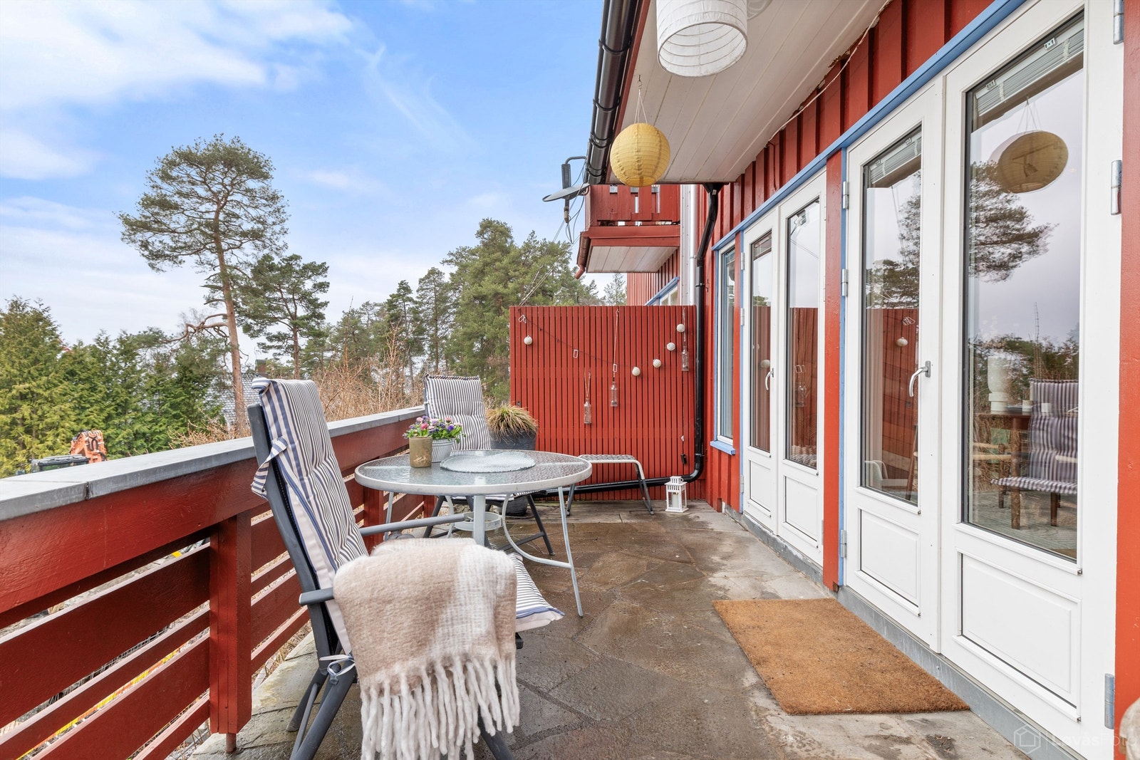 Den vestvendte terrassen på ca. 11 m² har god plass til utemøbler. Galleribilde