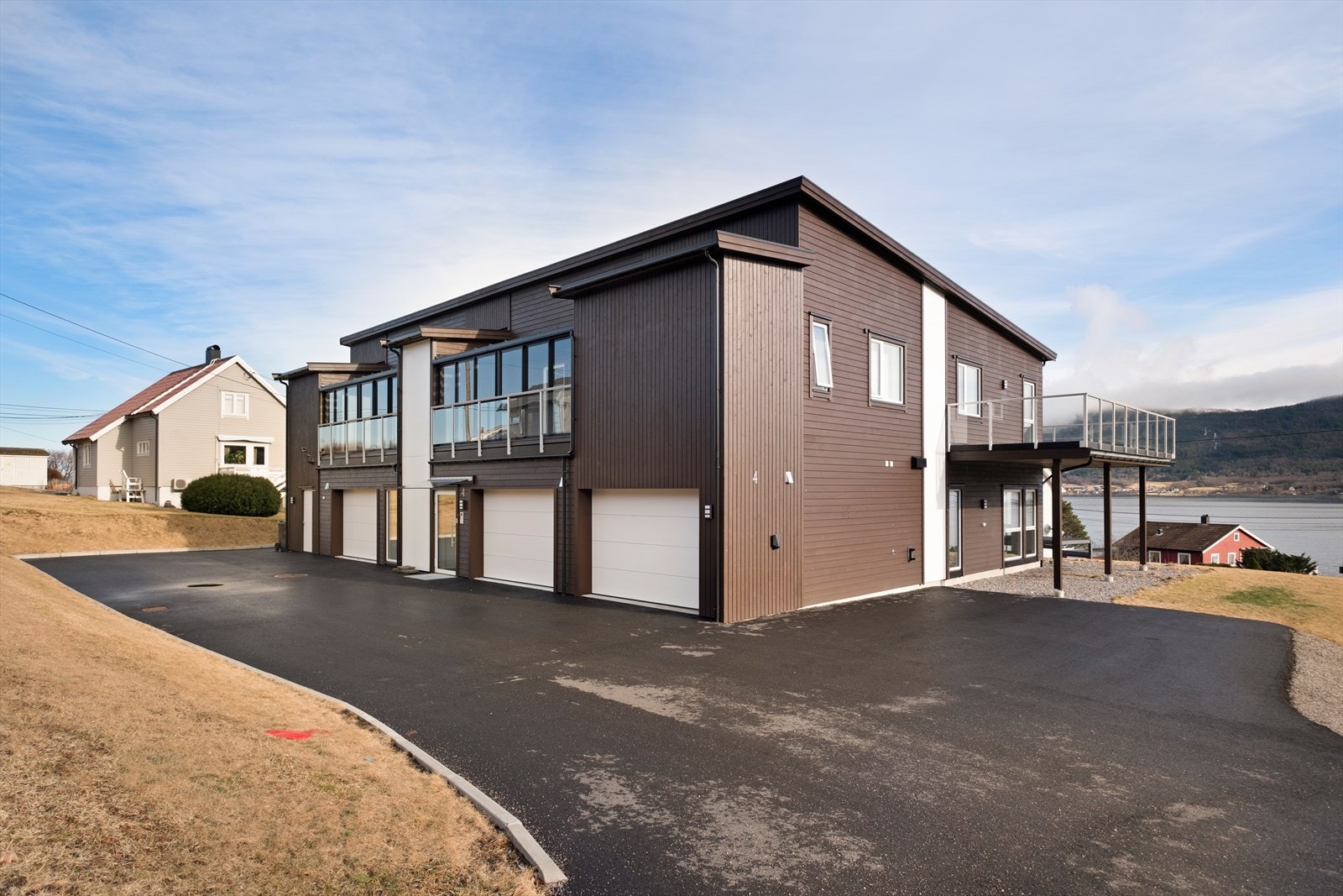 Det er montert felles elbillader på sydvegg utenfor garasjen Galleribilde