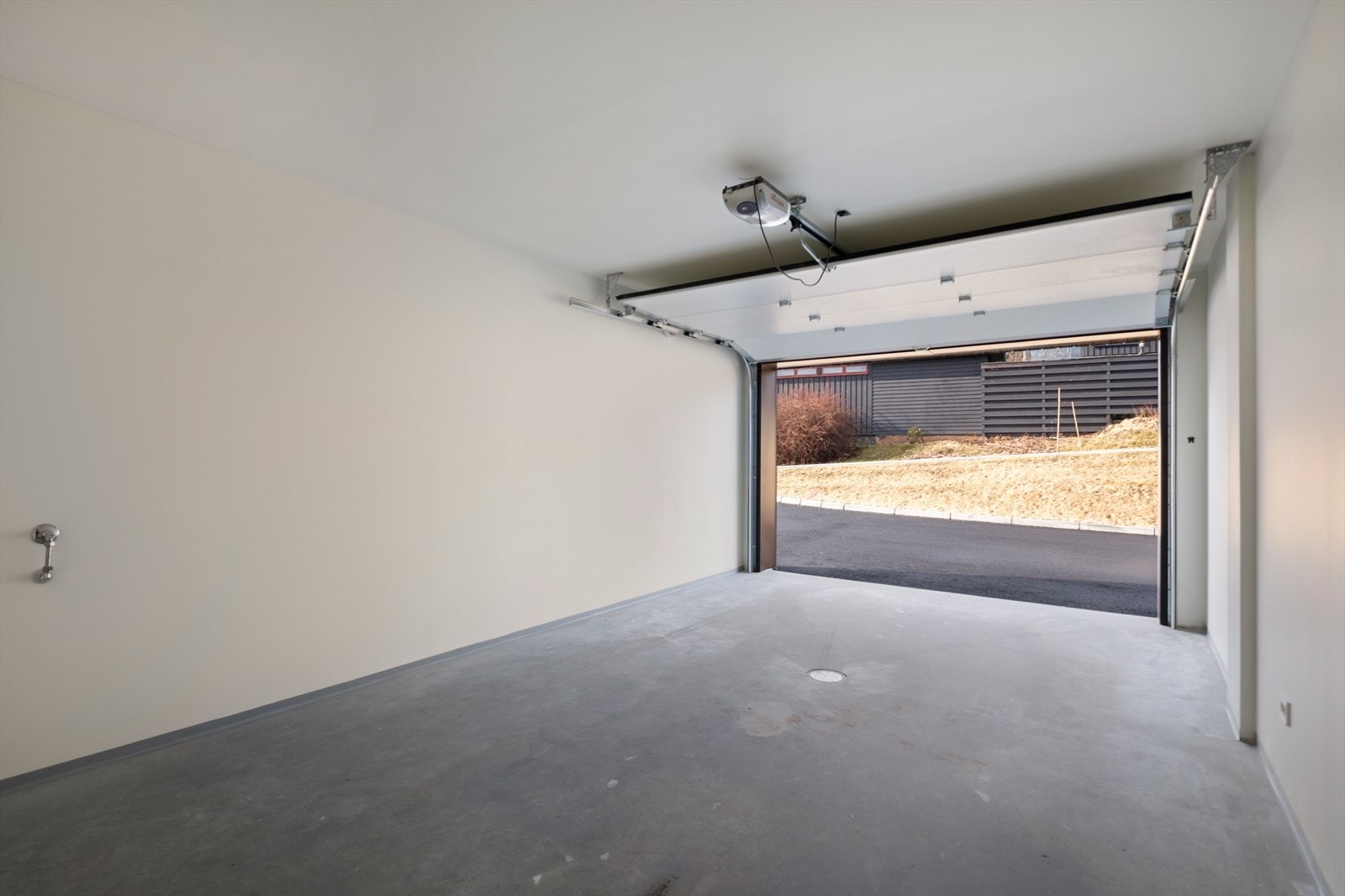Romslig garasje med elektrisk port Galleribilde