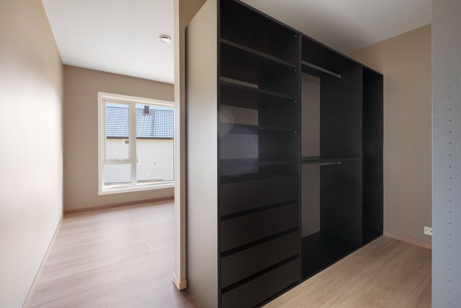 Praktisk garderobeløsning i tilknytning til soverommet Galleribilde