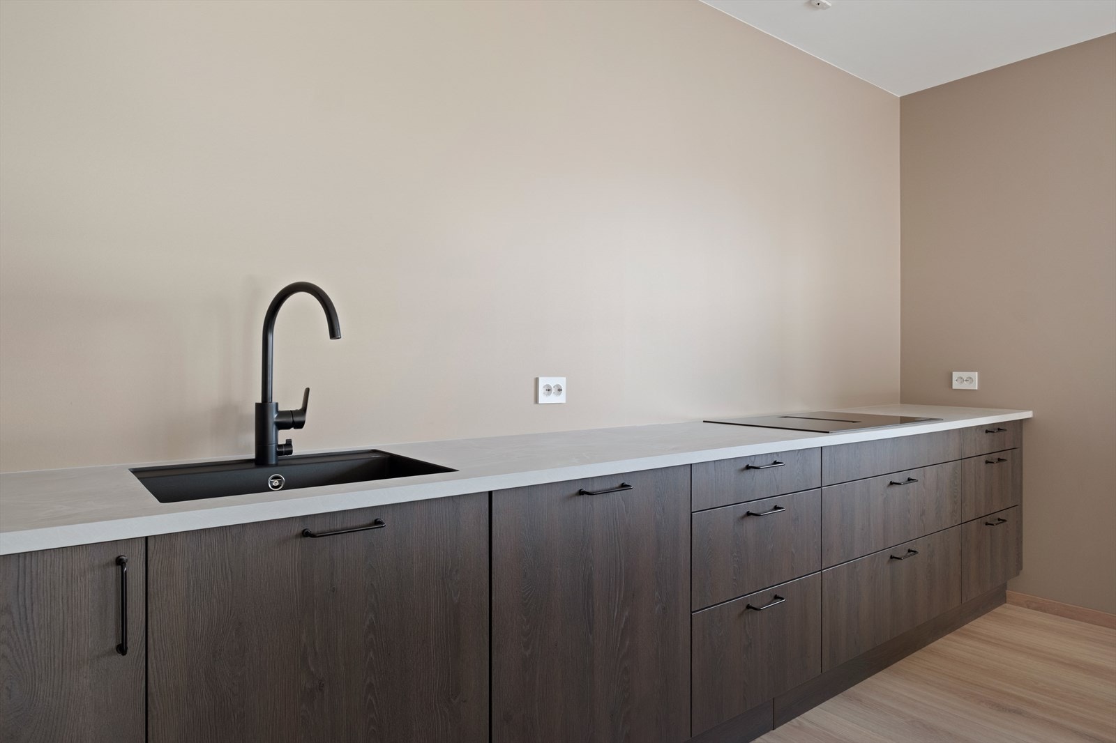 Kjøkkenet er utstyrt med en kjøkkenventilator med kullfilter nedfelt i koketoppen, og det er også avtrekk fra det balanserte anlegget fra kokesonen Galleribilde