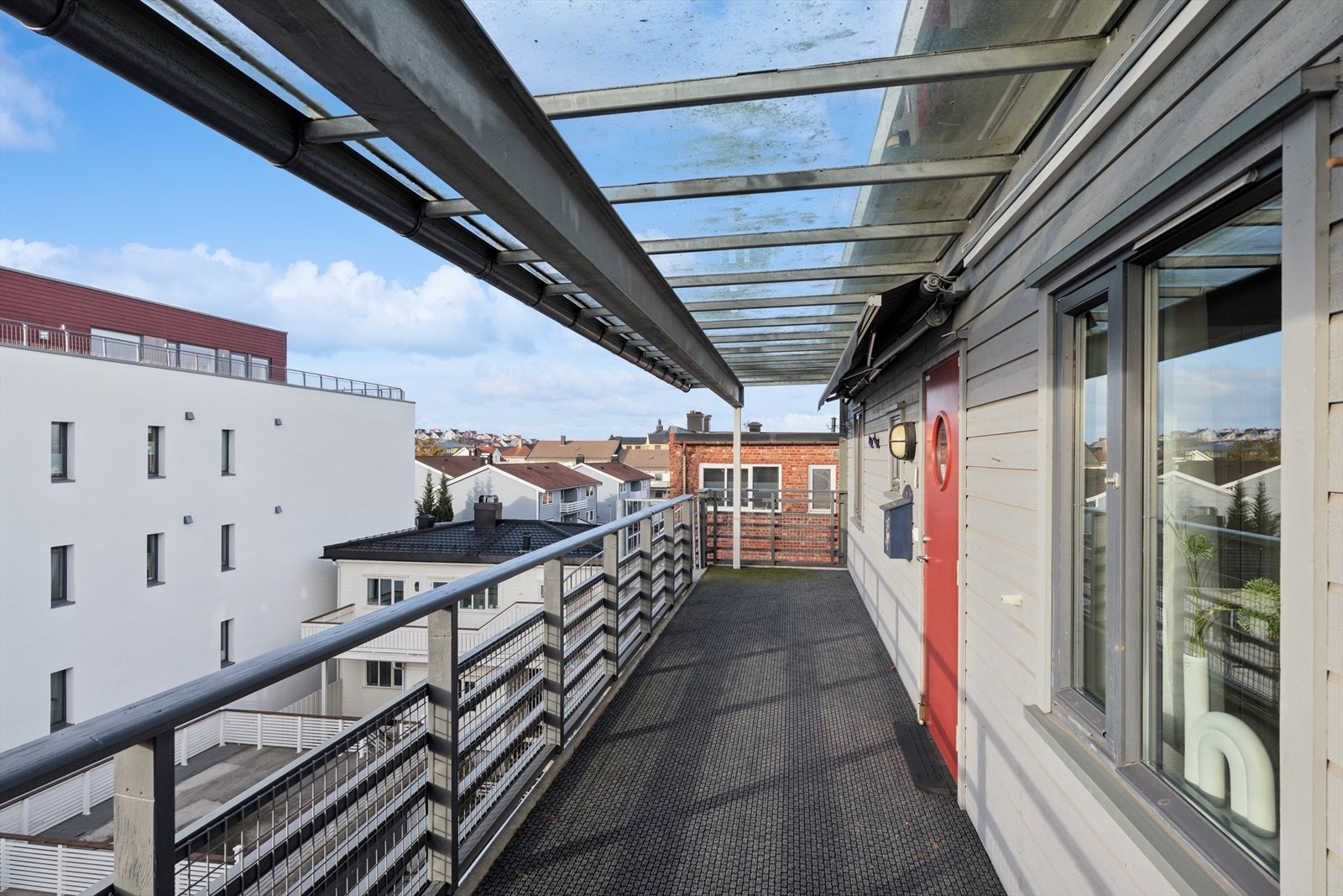 Inngangen til leiligheten ligger helt sist i rekken på den vestvendte svalgangen. Her har man mulighet til å ha et lite bord og et par stoler Galleribilde