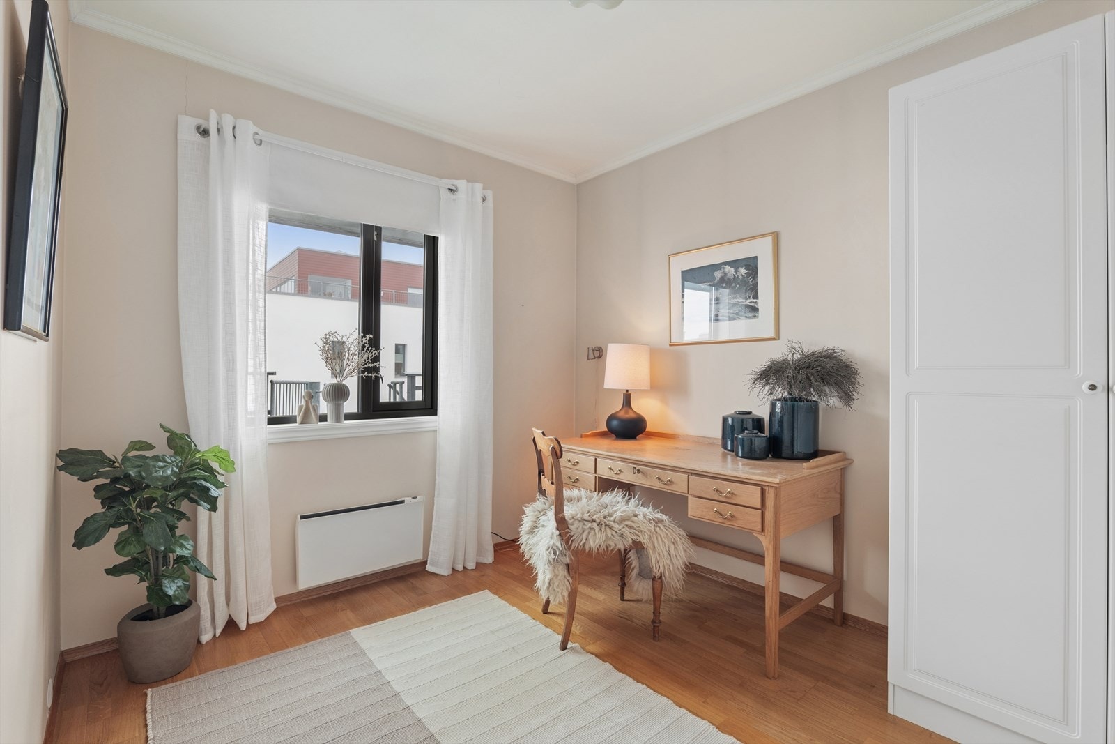 Boligens 2. soverom har walk-in garderobe samt plass til oppbevaring i skap Galleribilde