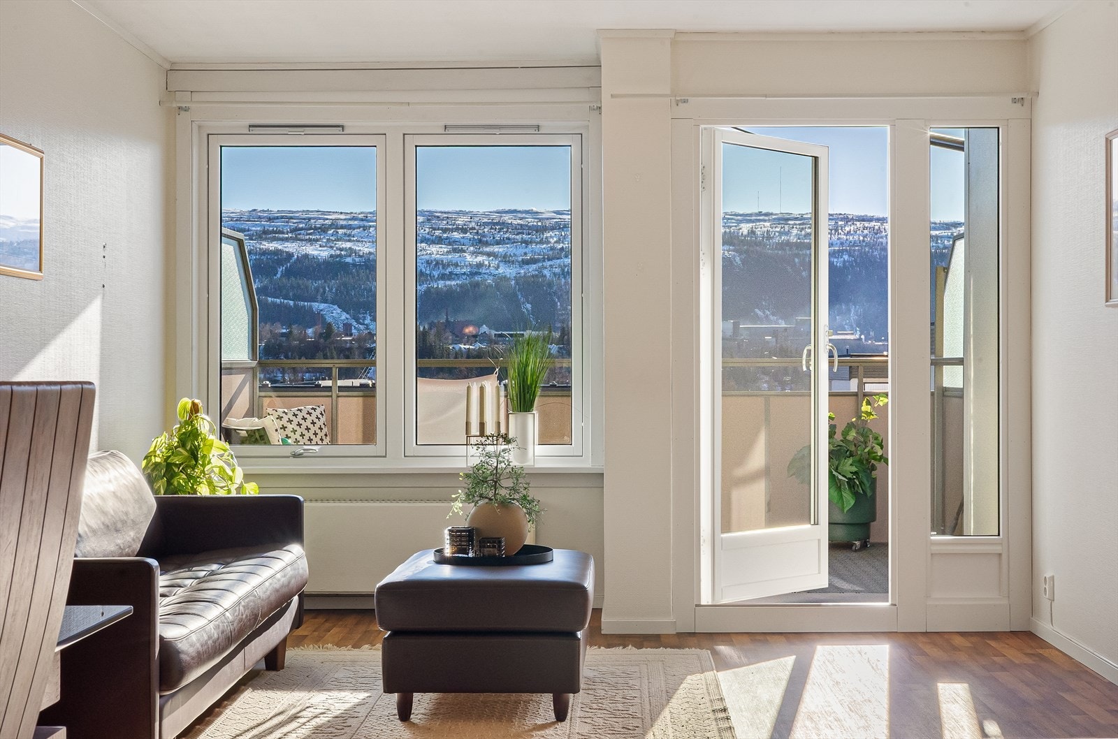 Lys og innbydende stue. Galleribilde