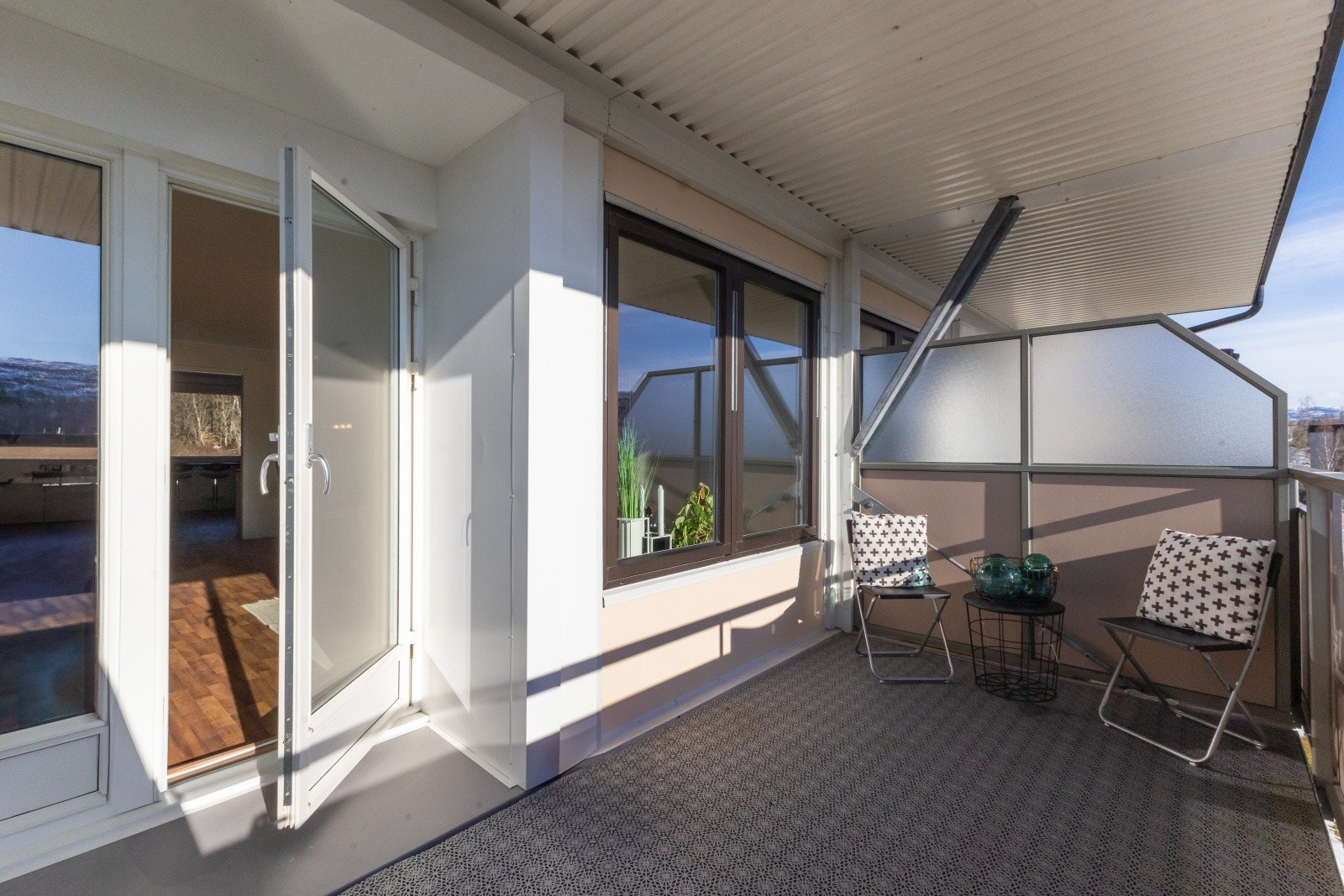 Fra terrasse mot stue. Det er levegger mot naboleiligheter, slik at det er minimalt med innsyn. Galleribilde