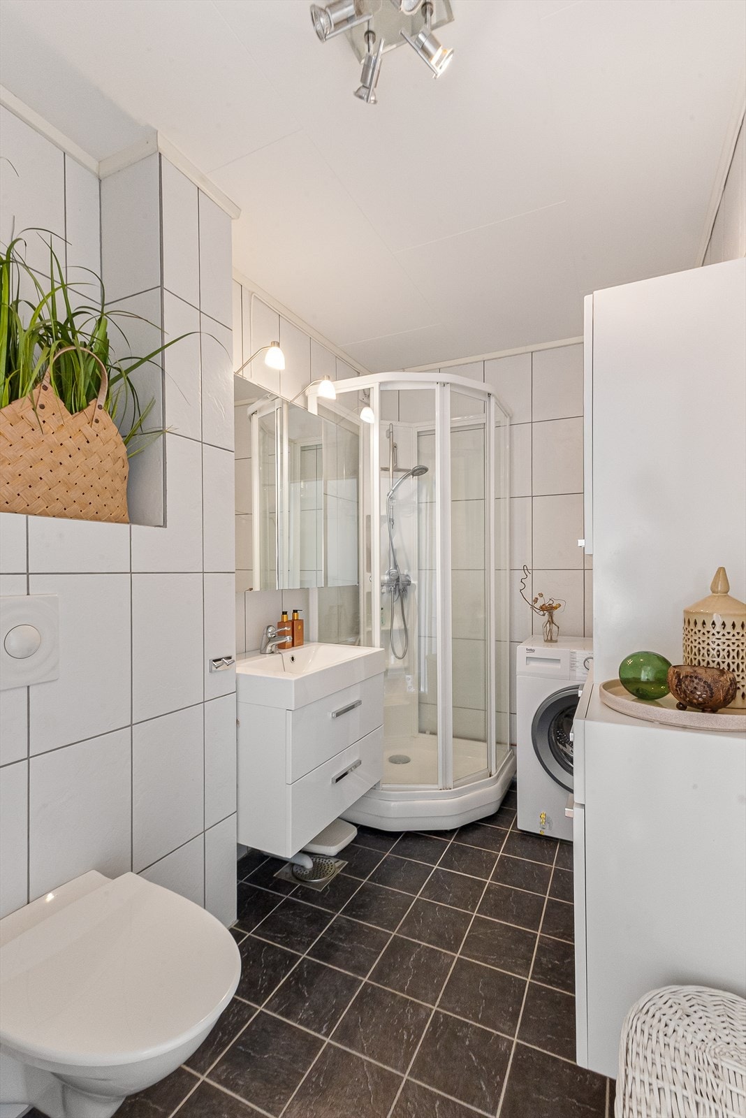 Oppgradering av bad utført av fagfolk(dokumentasjon foreligger) Komplett flislagt med vegghengt wc med trykkbetjening og plass til vaskemaskin/tørketrommel. Galleribilde