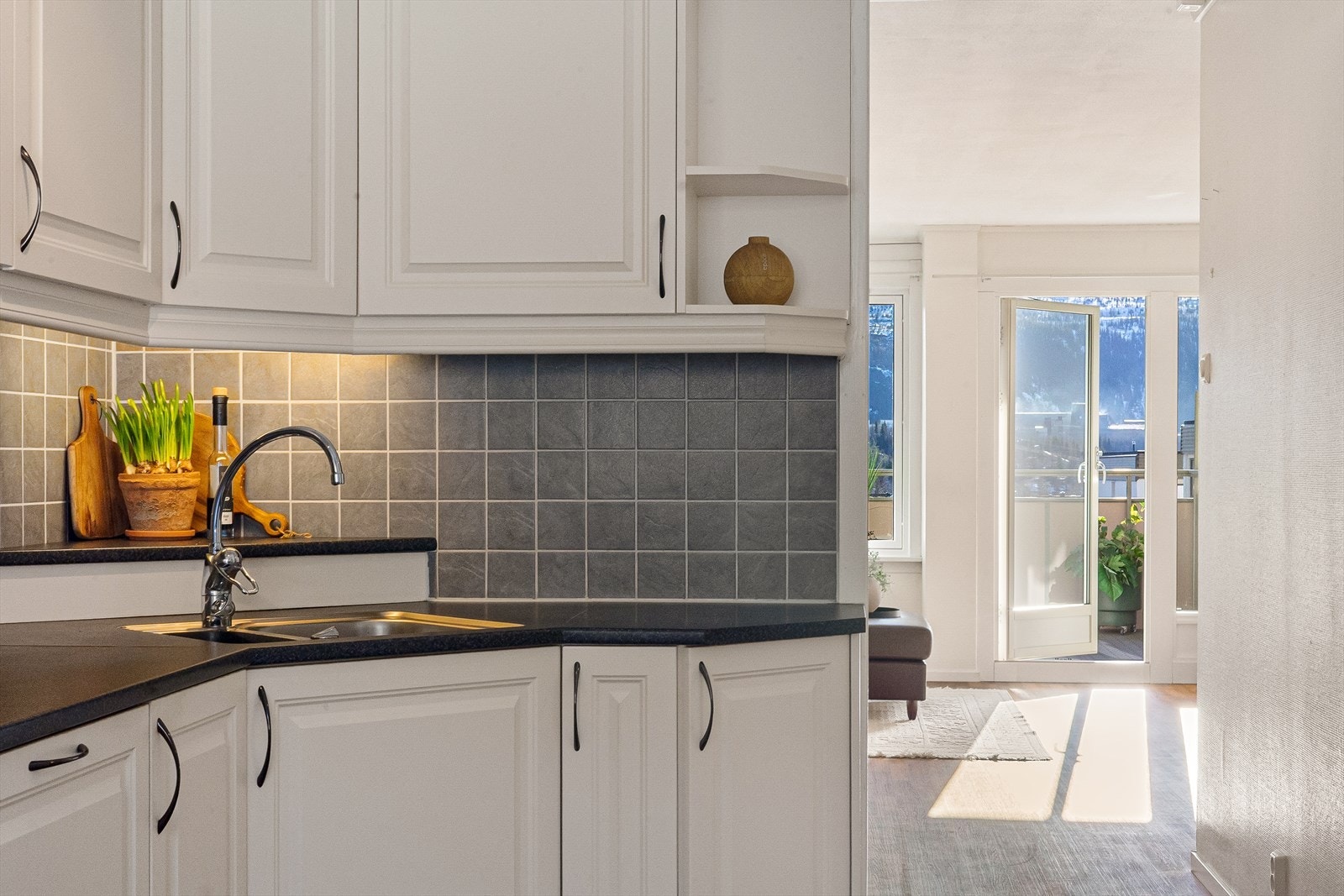 Kjøkkeninnredning er fra Nettoline og inkluderer hvitevarer(faktura foreligger) Galleribilde