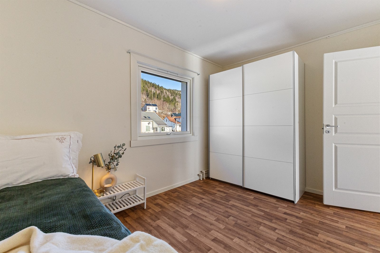 Soverom 1. Garderobeskap medfølger. Galleribilde