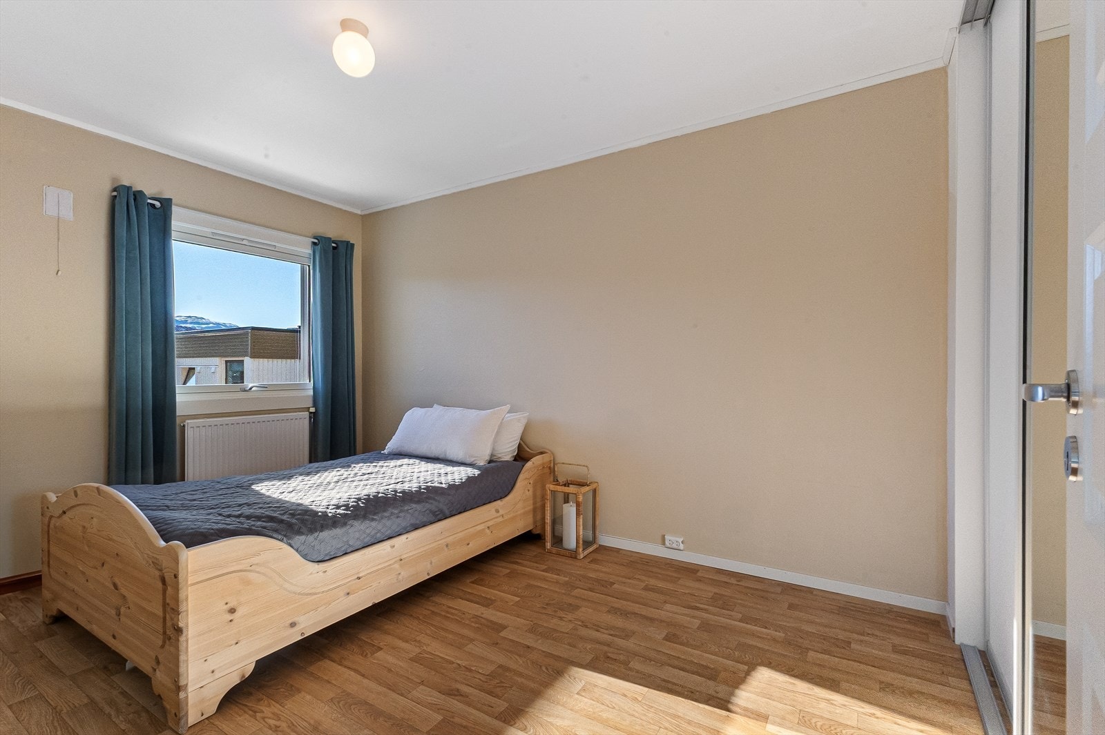 Soverom 2 er av god størrelse og har skyvedørsgarderobe. Galleribilde