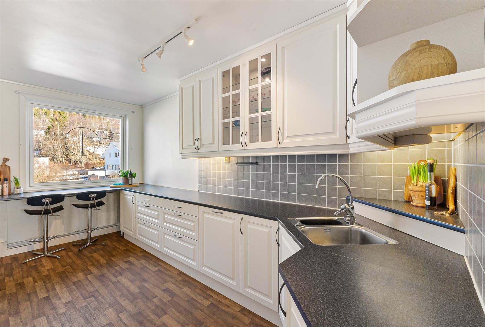 Kjøkkenet er romslig av størrelse og har rikelig med benkeplass. Galleribilde