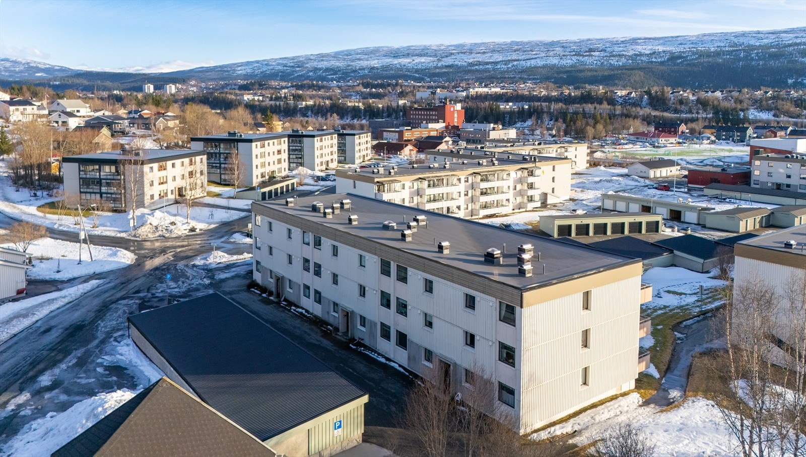 Det er gangavstand til sykehus, fotballbane, frisør, butikk (Coop Extra) og skole/barnehage. Galleribilde