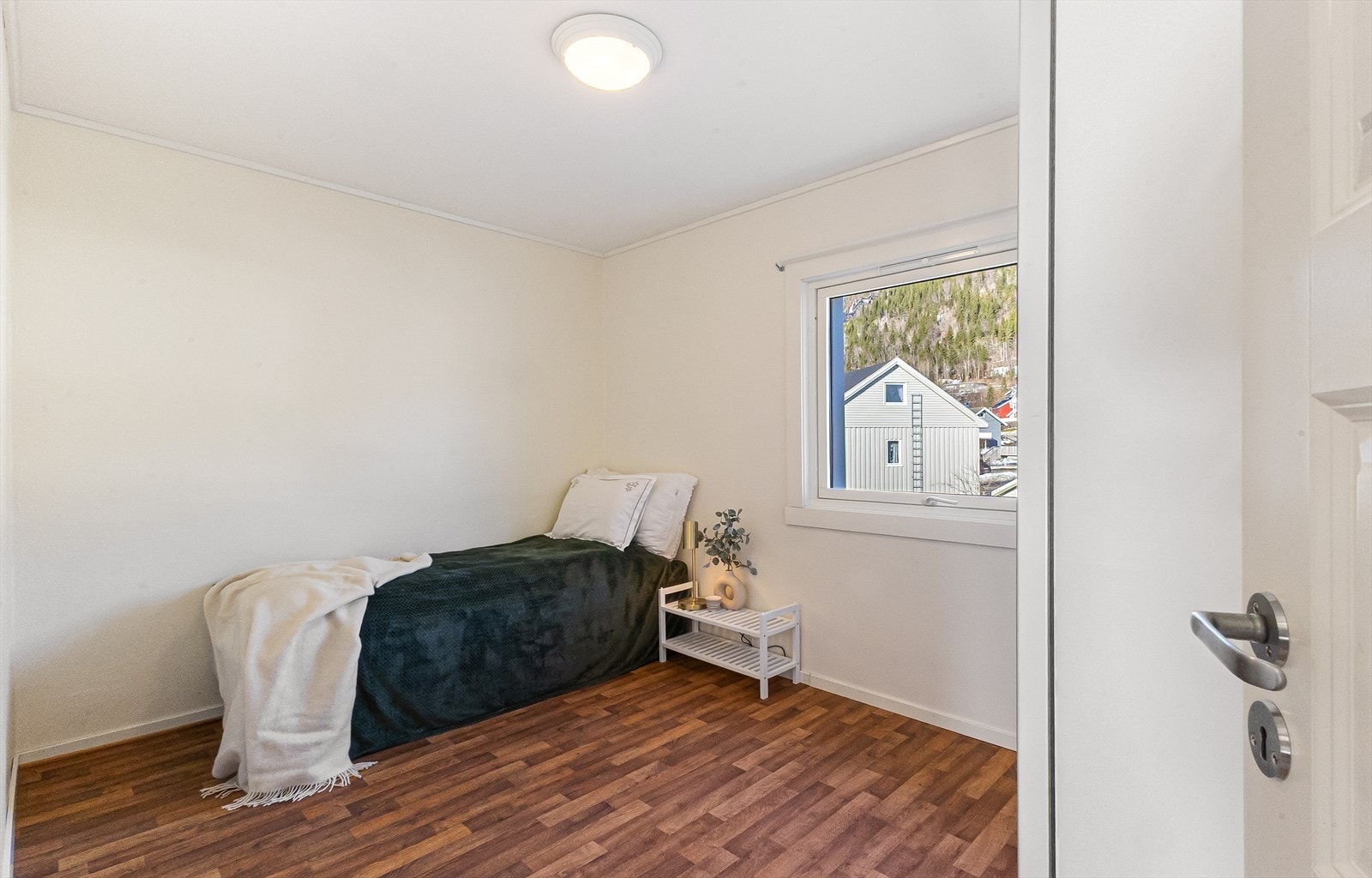 Soverom 1 med god plass. Soverommene ligger plassert praktisk til i hver sin ende av leiligheten. Galleribilde