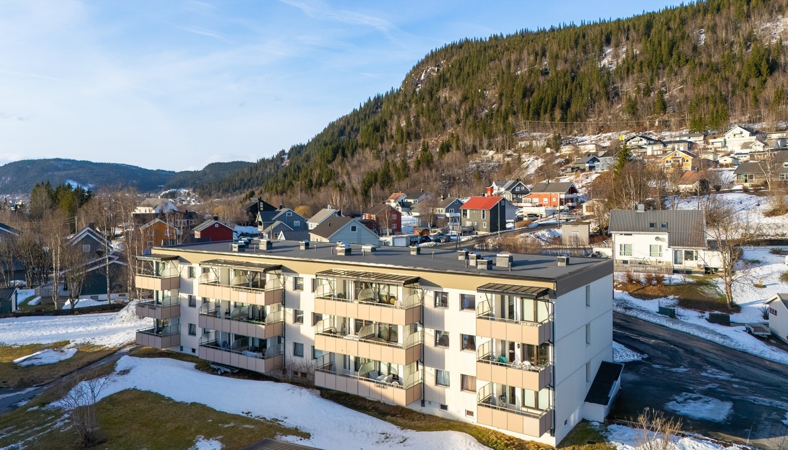 Eiendomsmegler Norge v/Eiendomsmegler MNEF Tomi C. Johansen har gleden av å presentere en pen 3-roms andelsleilighet med god standard i 3.etg med solrik, luftig beliggenhet. Galleribilde