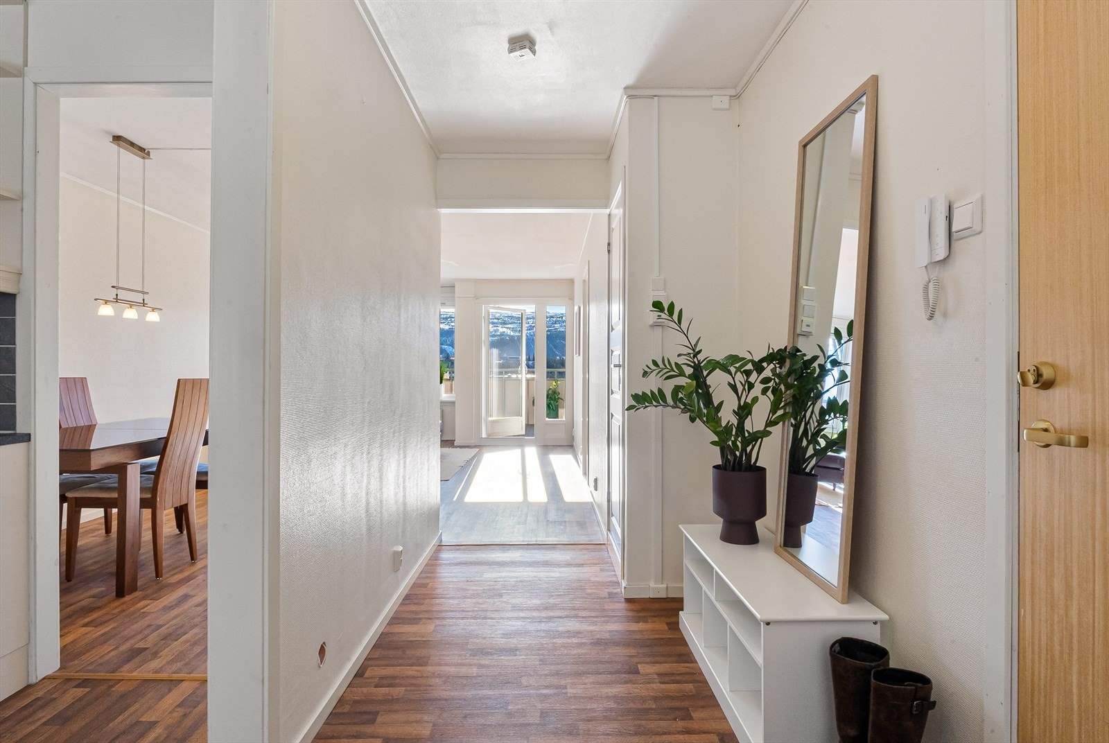 Åpning mot stue gir en lys og "åpen" gang. Galleribilde