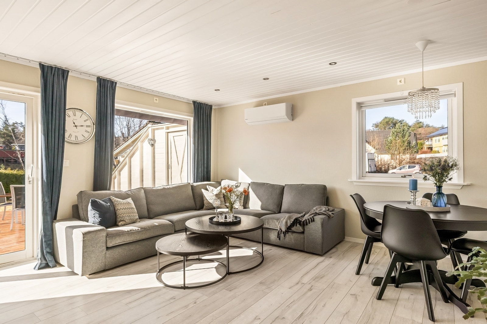 Stuen på 24 m² har laminat på gulvet og panel i himlingen. Galleribilde