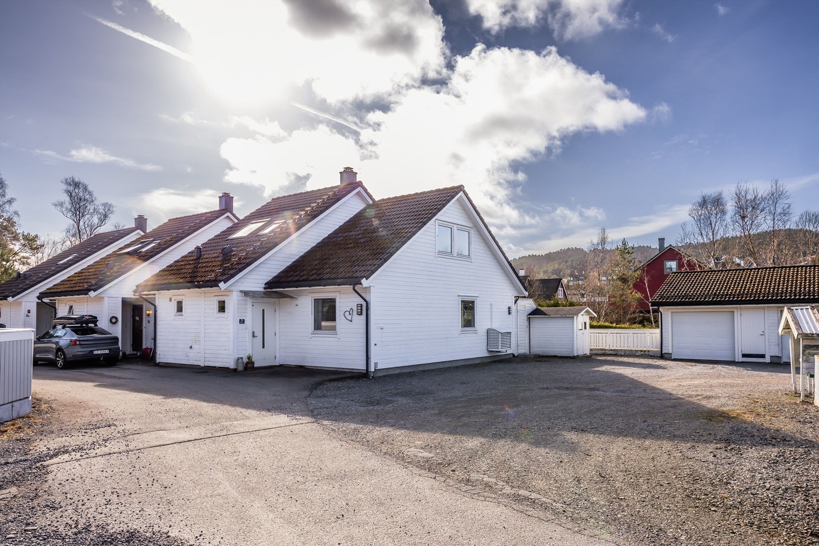 Eiendommen inkluderer egen garasjeplass med bod og installert elbillader. Galleribilde