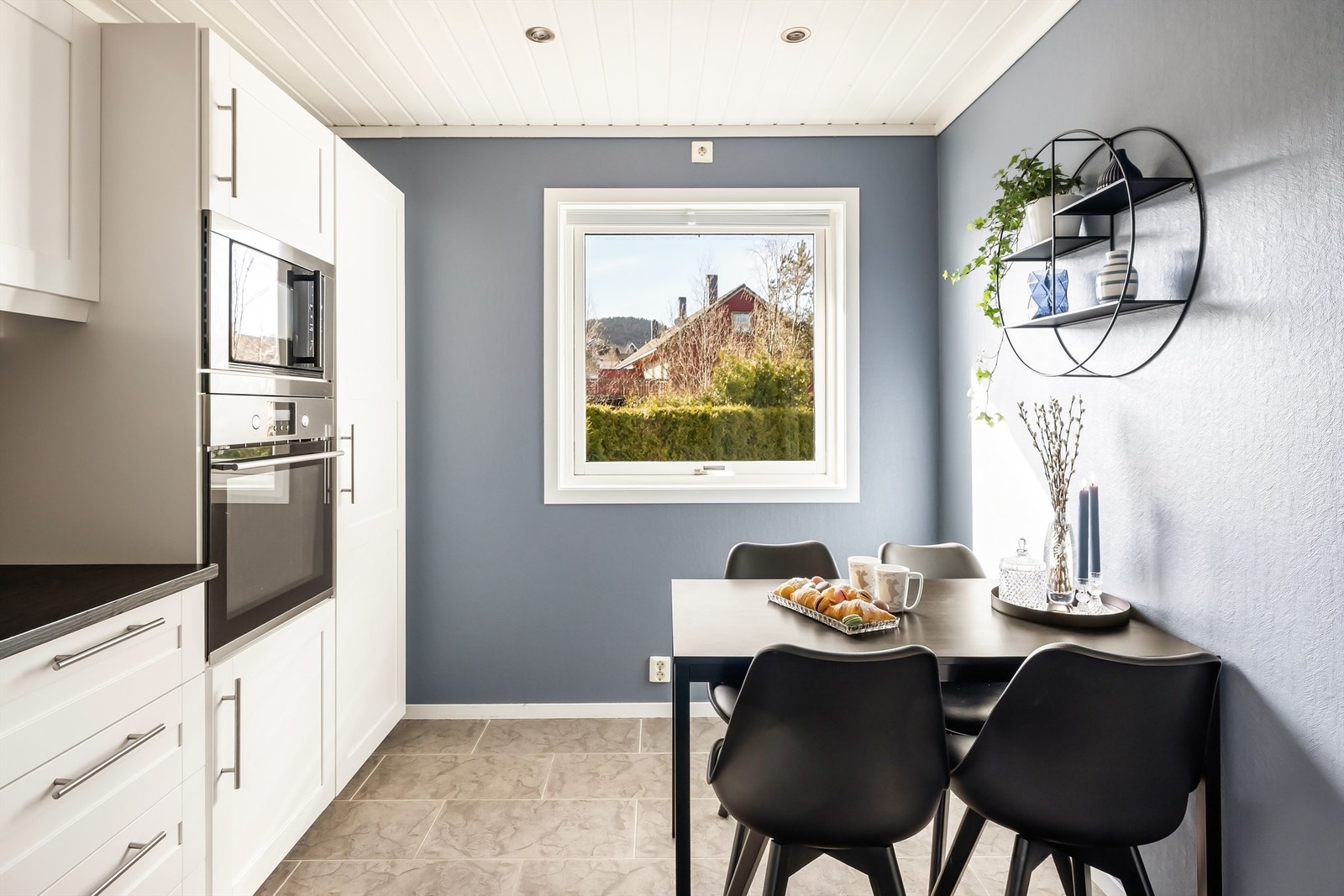 Kjøkkenet har en hyggelig spiseplass ved vinduet. Galleribilde