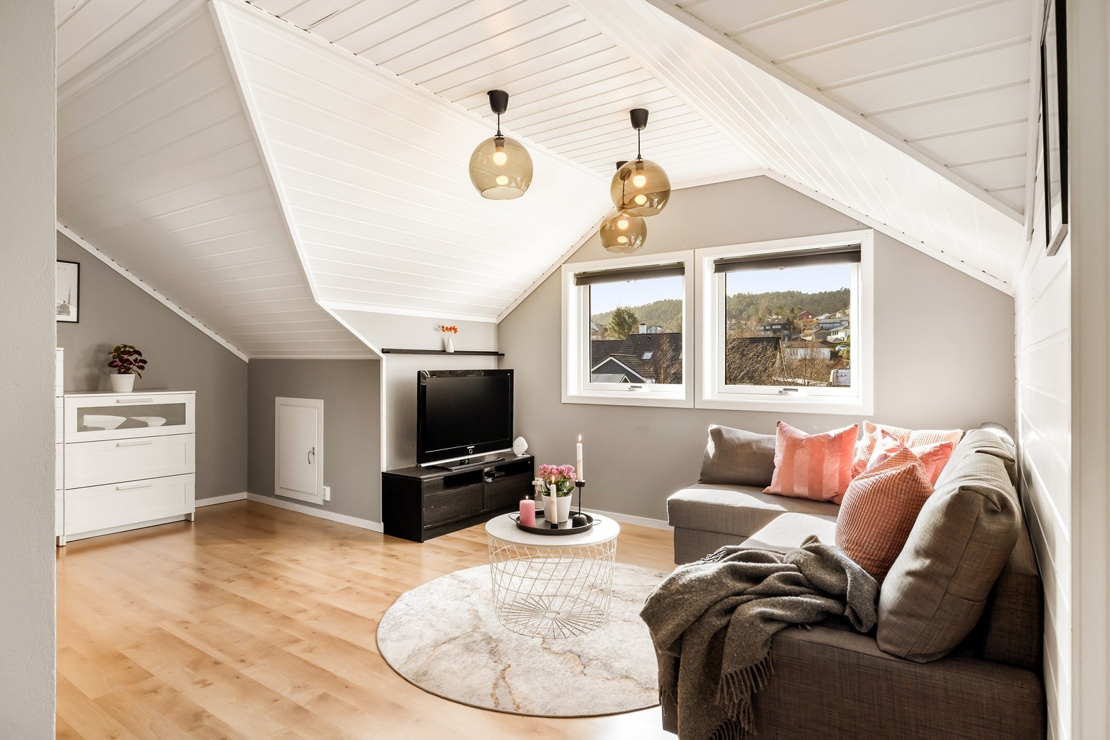 Loftstuen på 23 m² er et lyst og fleksibelt rom, ideelt som en ekstra TV-stue eller lekeareal. Galleribilde