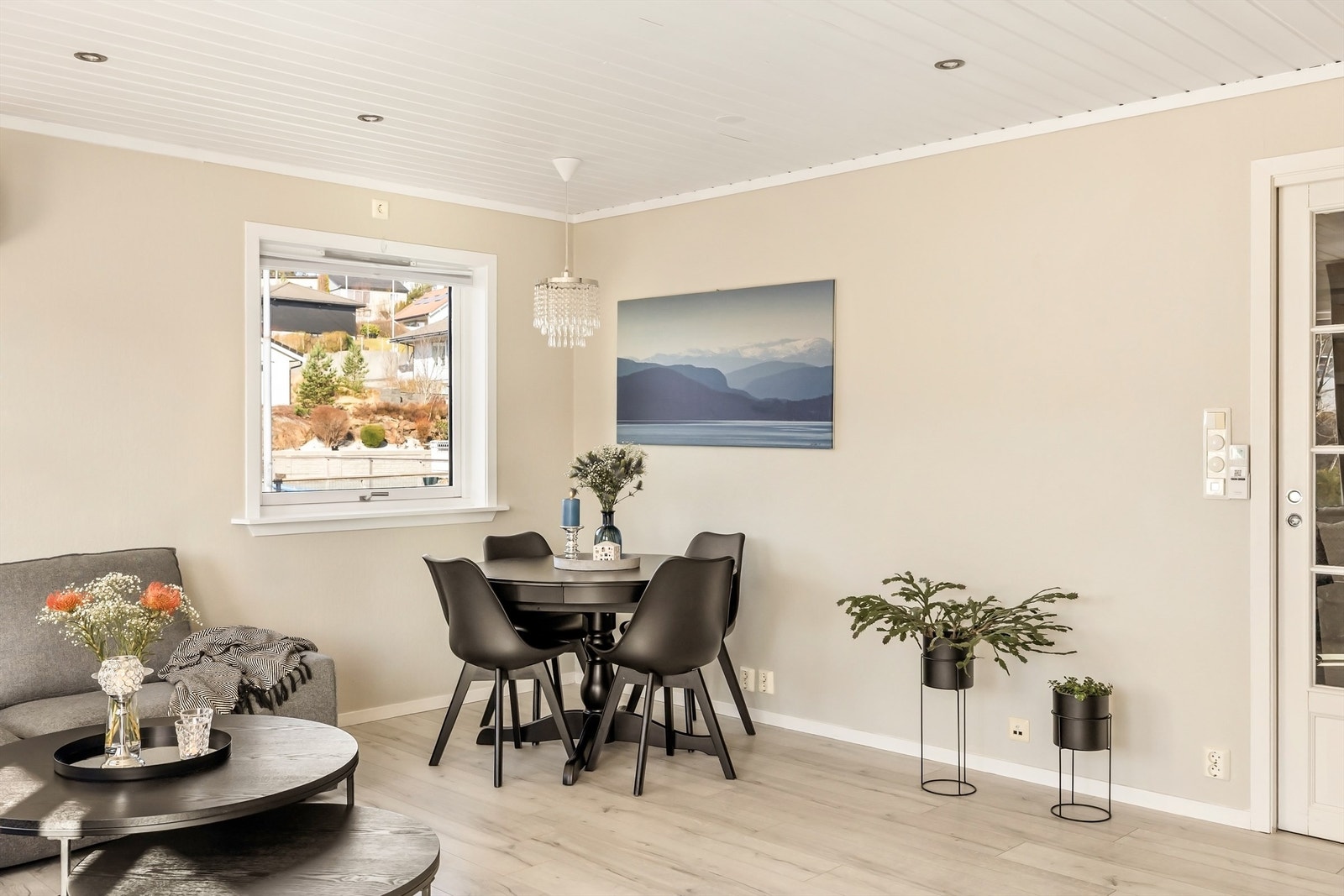 Rommet har god plass til både sofagruppe og spisebord. Galleribilde