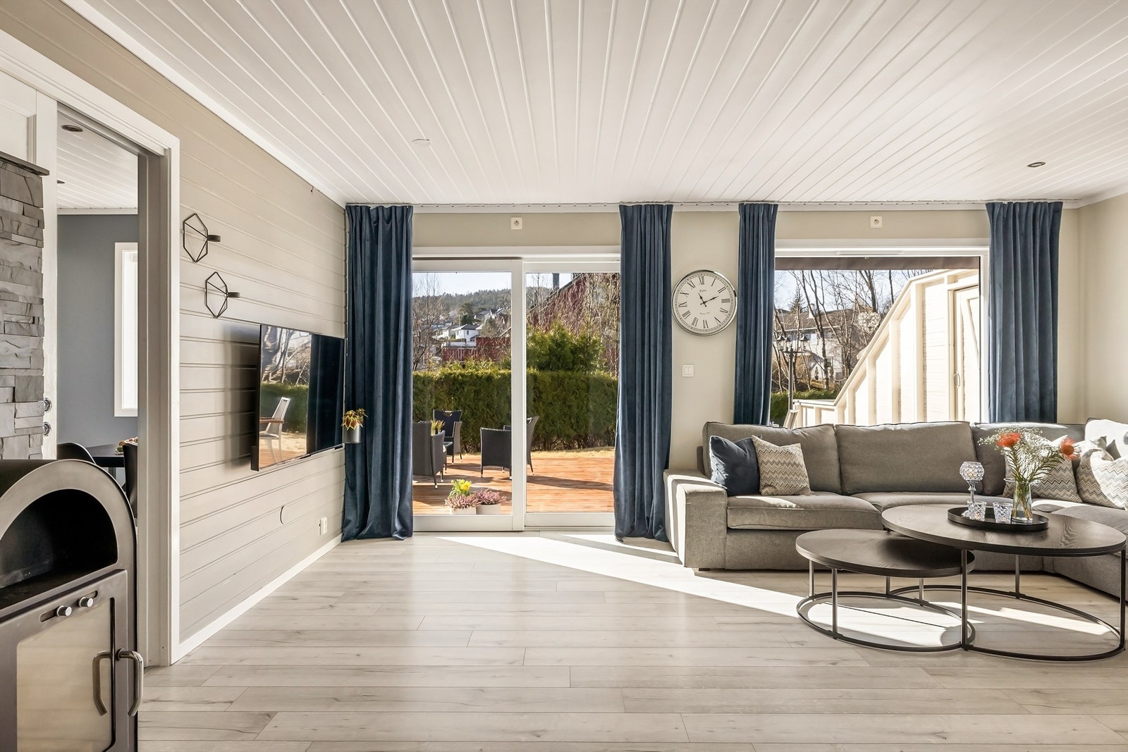 Stuen har direkte utgang til den store, skjermede uteplassen via en skyvedør. Galleribilde