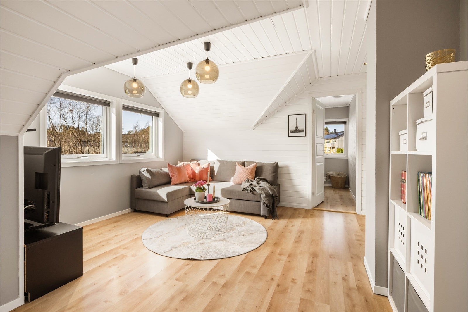 Store vindusflater og panel i himlingen gir rommet en luftig følelse. Galleribilde