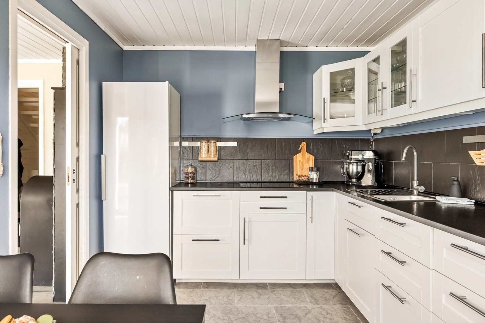 Kjøkkeninnredning med profilerte fronter, laminat benkeplate og godt med skapplass. Galleribilde