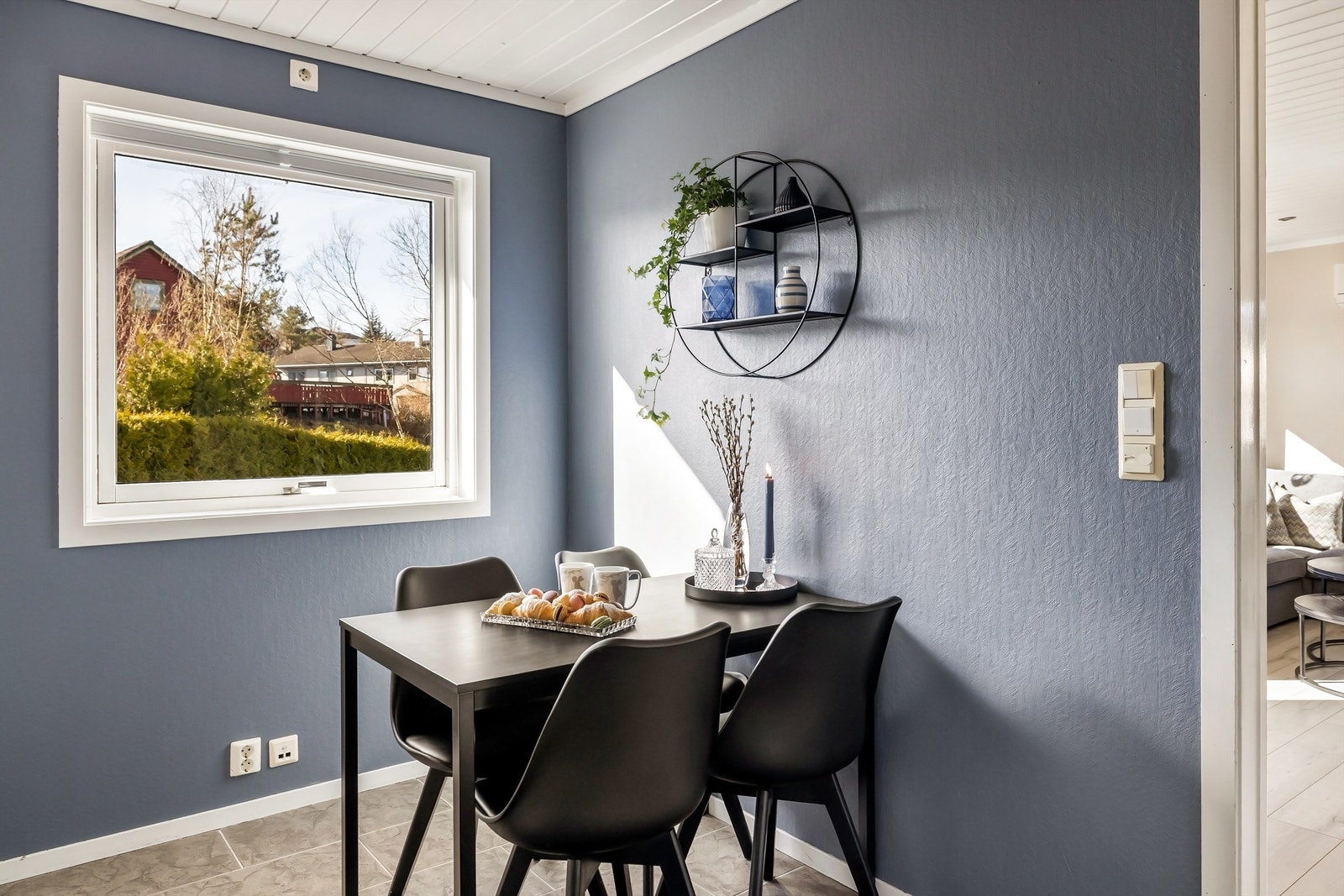 Kjøkkenet på 11 m² har flislagt gulv med varmekabler. Galleribilde