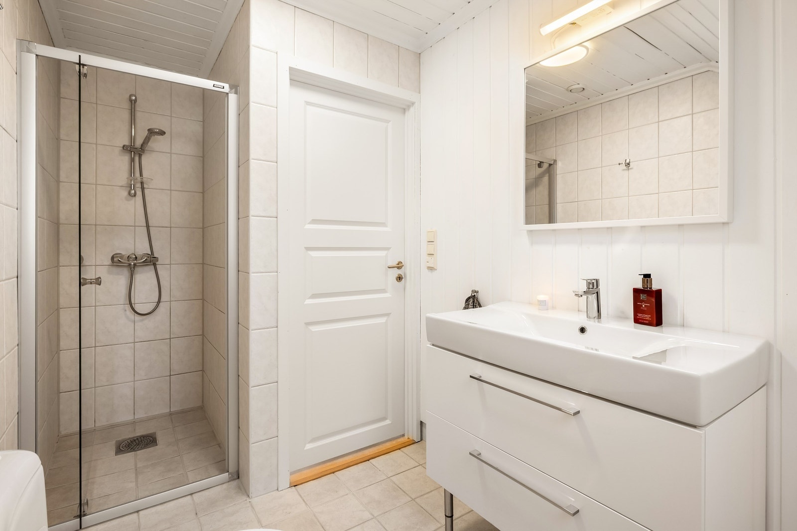 Rommet er utstyrt med dusjhjørne med innfellbare vegger, toalett og servantinnredning. Galleribilde