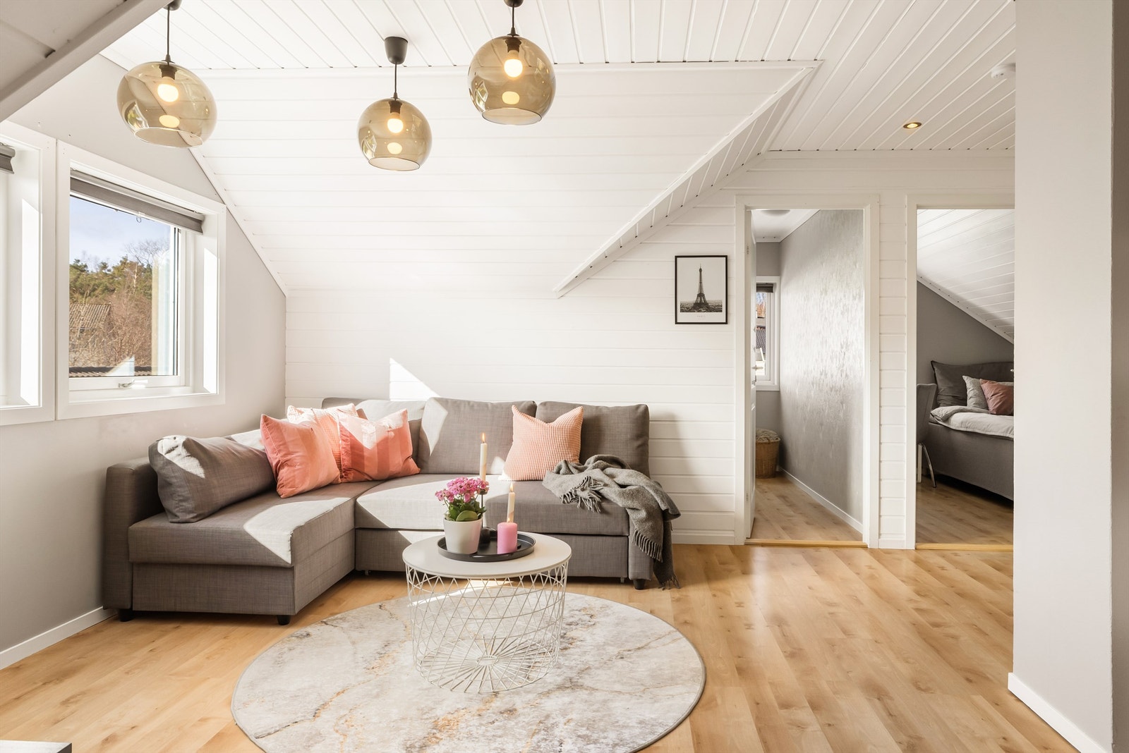 Fra loftstuen er det adkomst til etasjens soverom og bad. Galleribilde