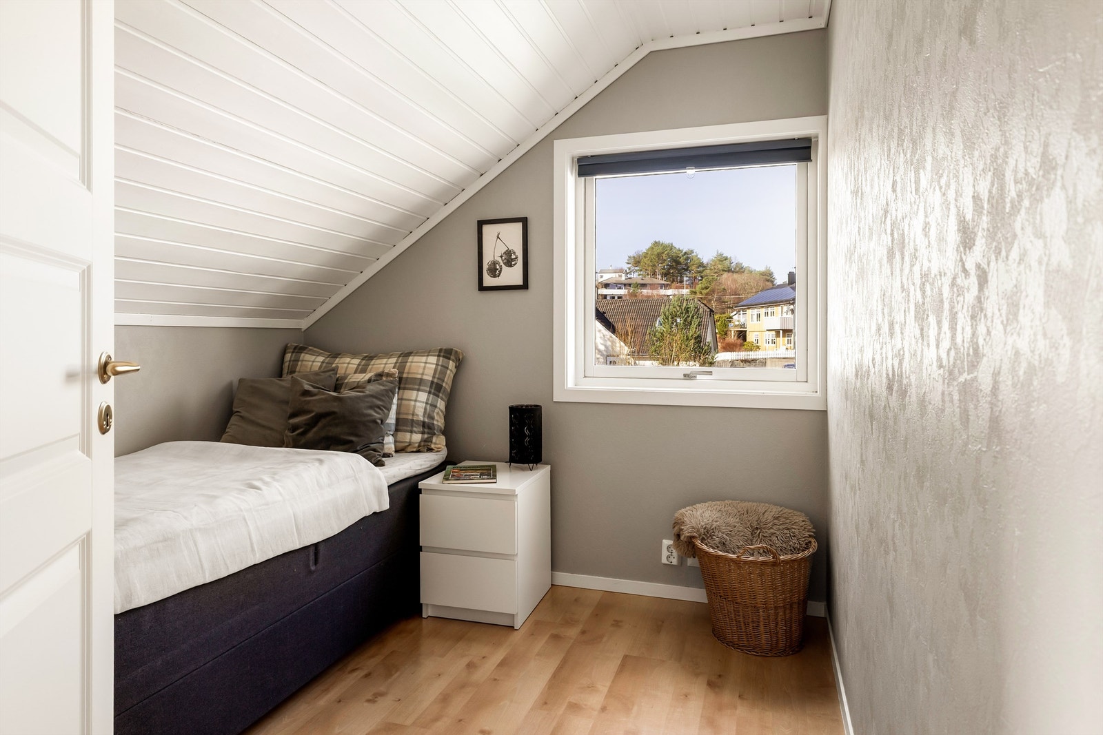 Boligen har totalt fire soverom, hvorav tre er plassert i denne etasjen. Galleribilde