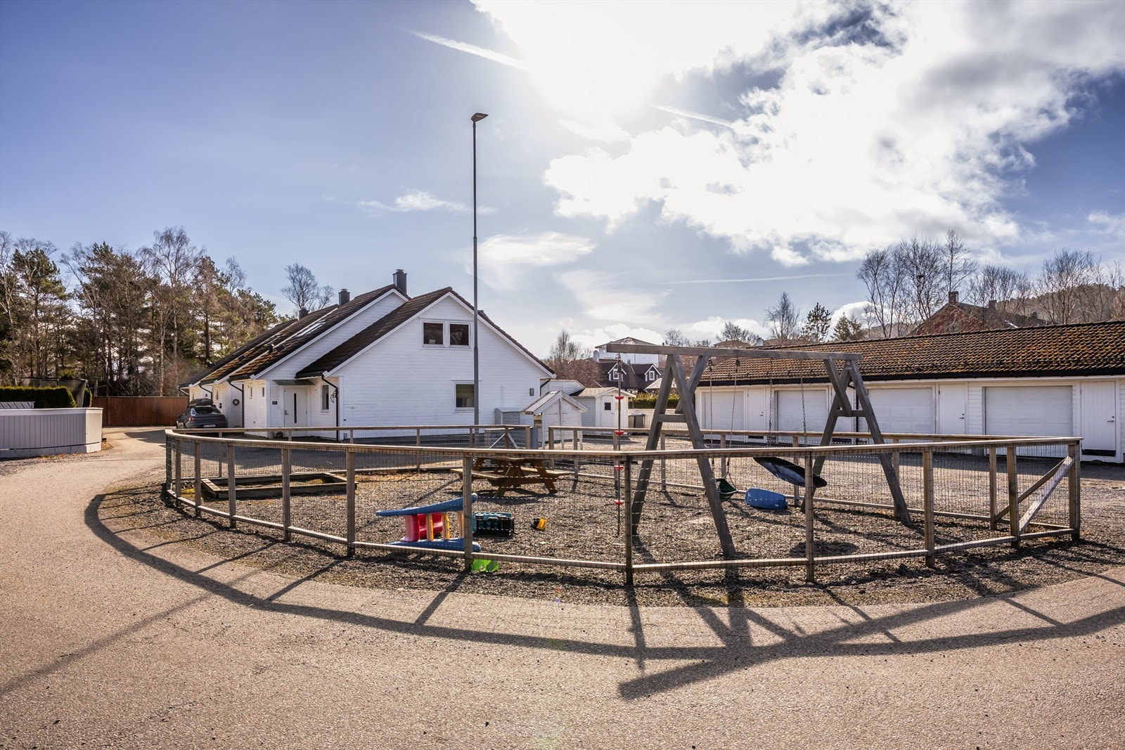 Nabolaget er trygt og ideelt for barnefamilier, med lekeplass i umiddelbar nærhet. Galleribilde