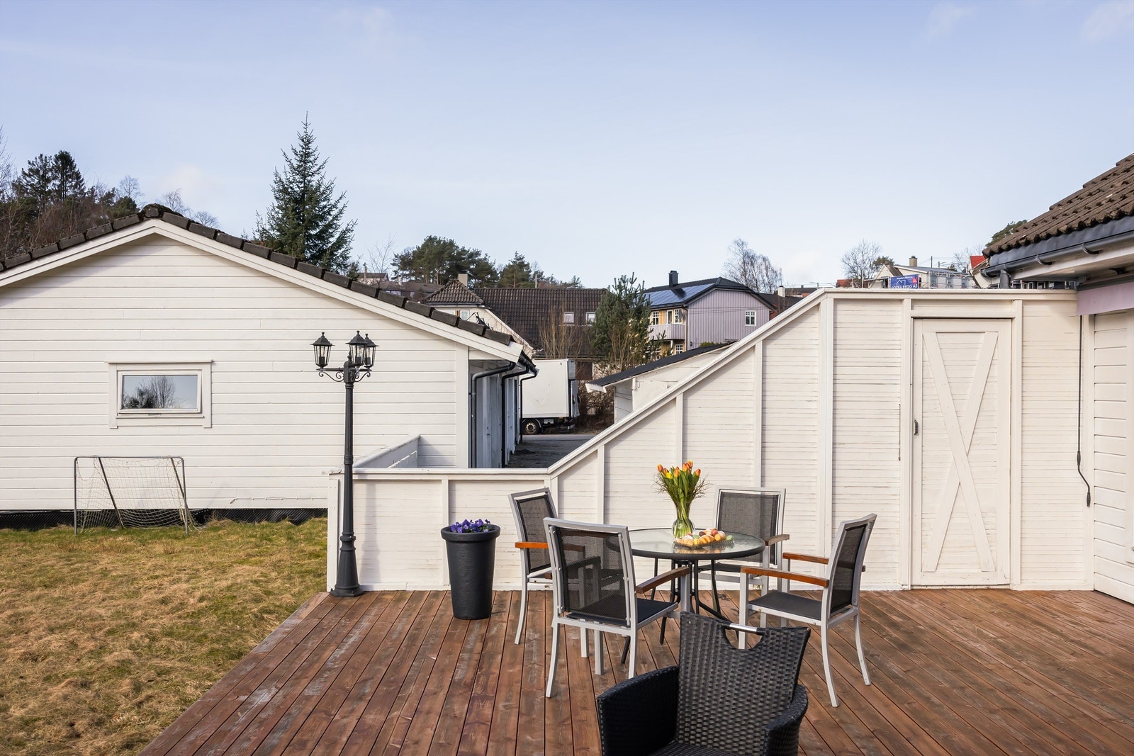 Uteplassen er skjermet og ligger i et rolig og etablert nabolag. Galleribilde