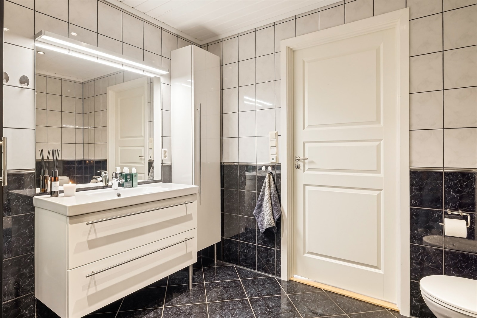 Badet er på 7,4 m² og har mekanisk avtrekk. Galleribilde