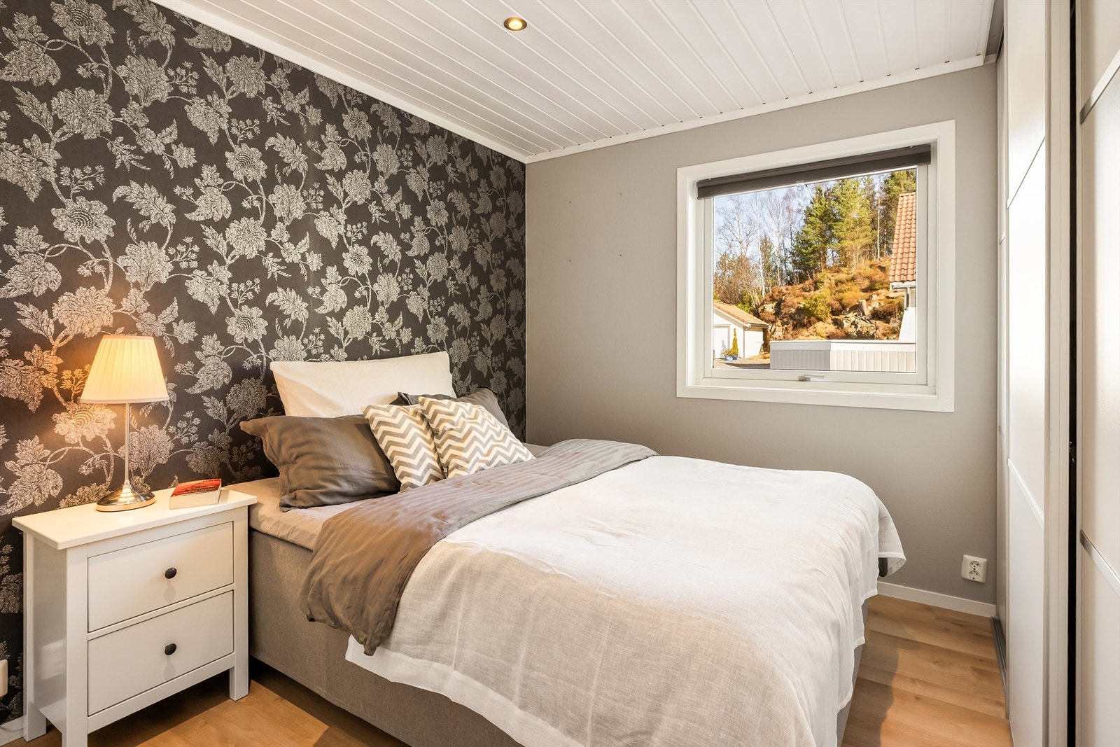 Hovedsoverommet på 11 m² ligger i første etasje og har god plass til dobbeltseng og garderobeløsning. Galleribilde