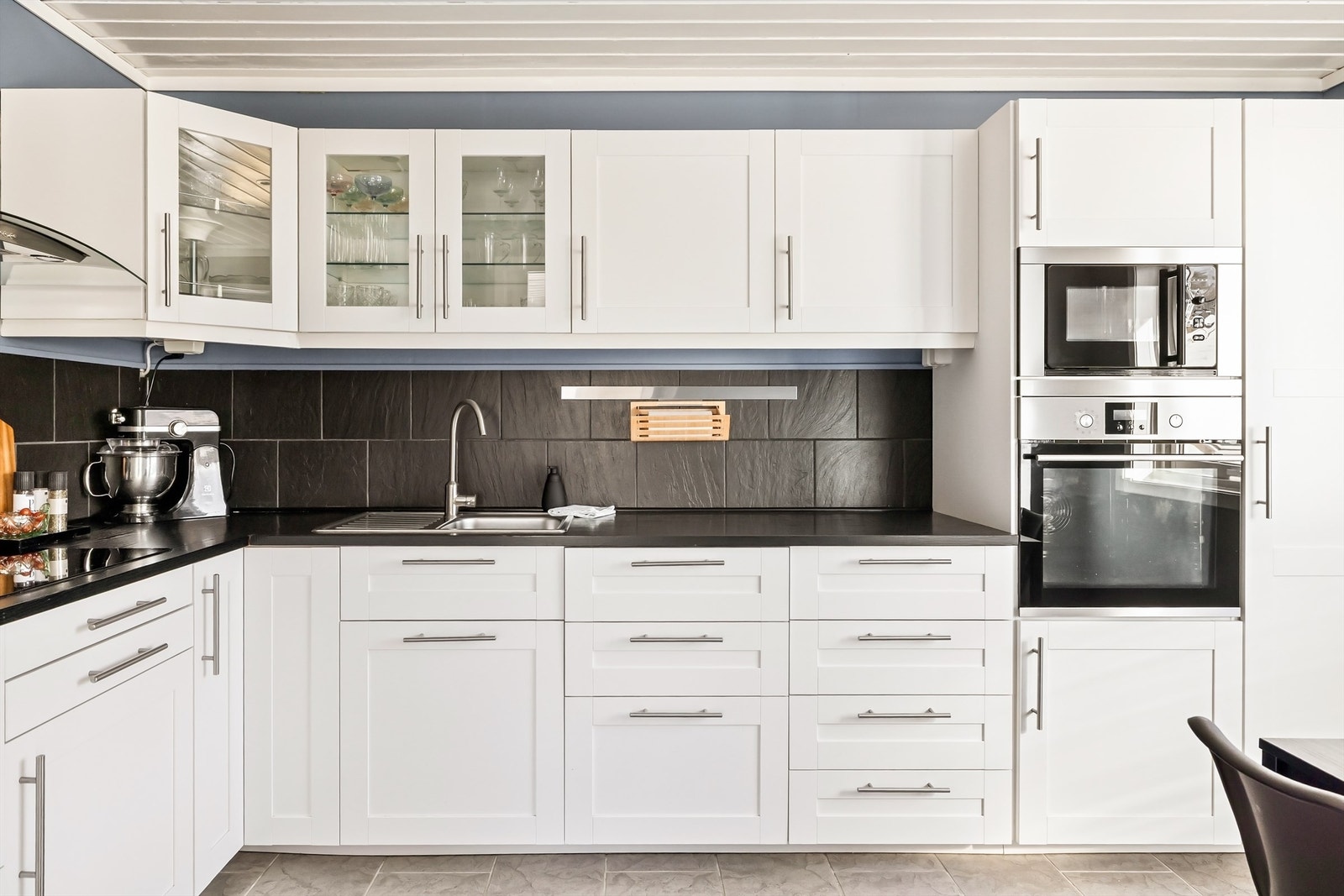 Integrerte hvitevarer inkluderer stekeovn, mikrobølgeovn, platetopp og oppvaskmaskin. Galleribilde