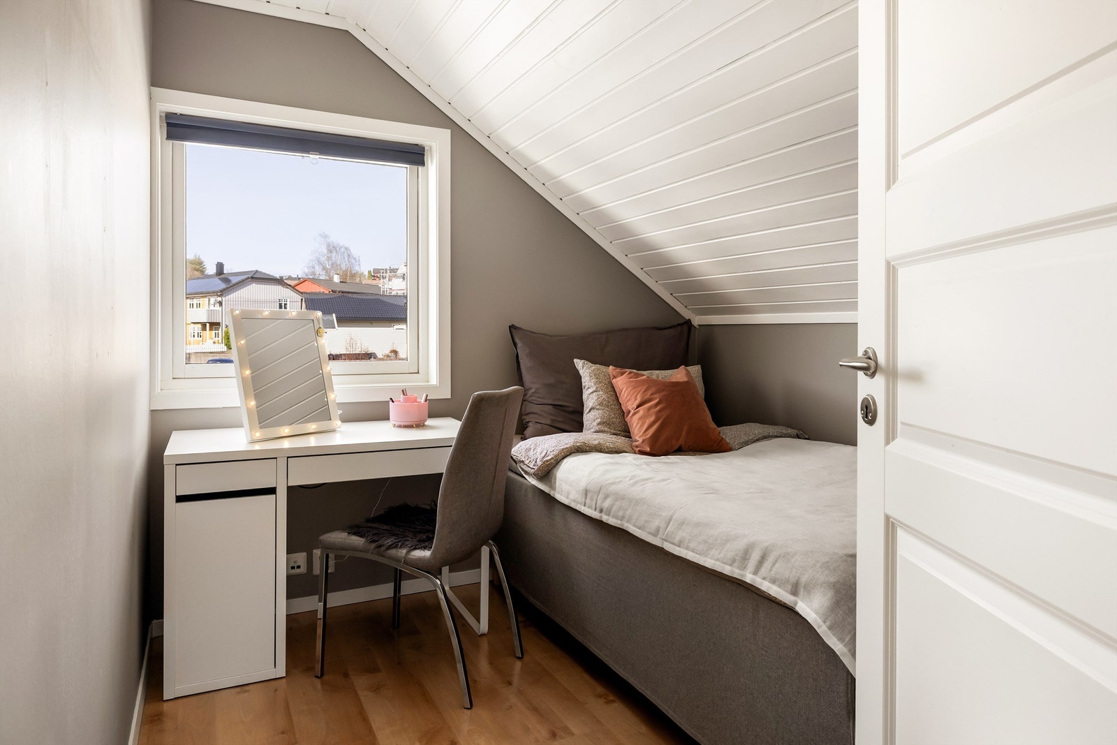 Et av soverommene i andre etasje, med plass til seng og skrivepult. Galleribilde