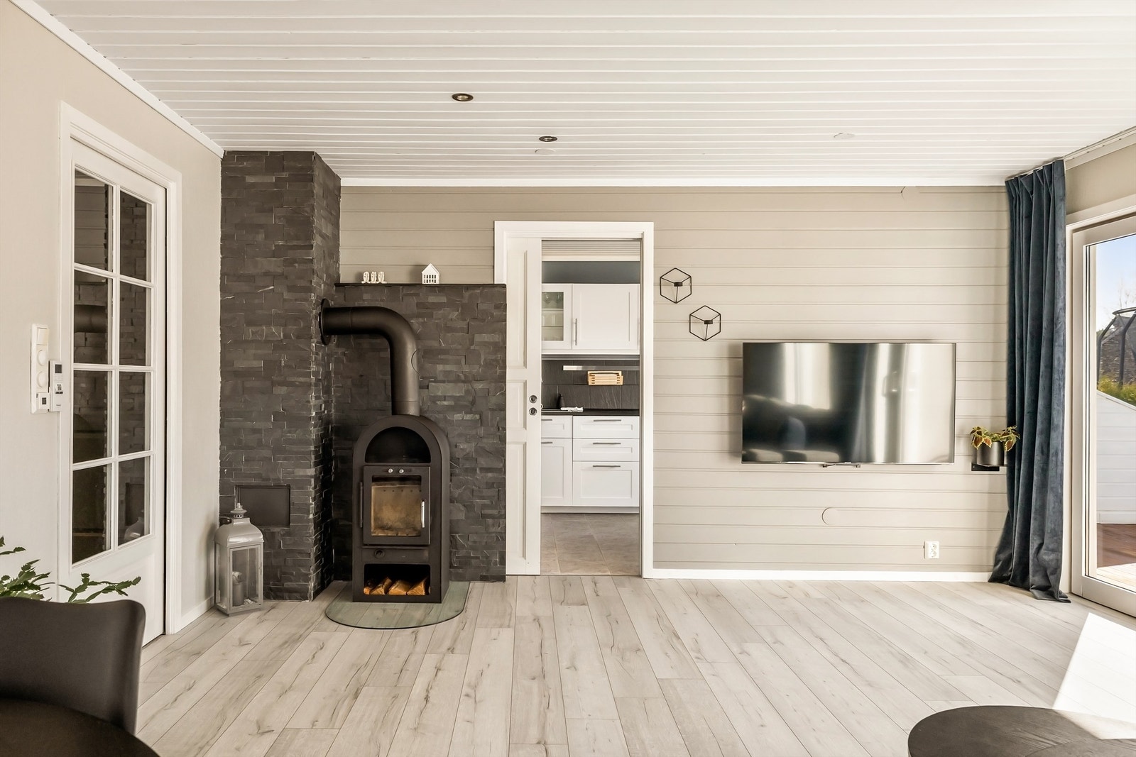 Stuen er et lyst og sosialt samlingspunkt med adkomst fra både gang og kjøkken. Galleribilde